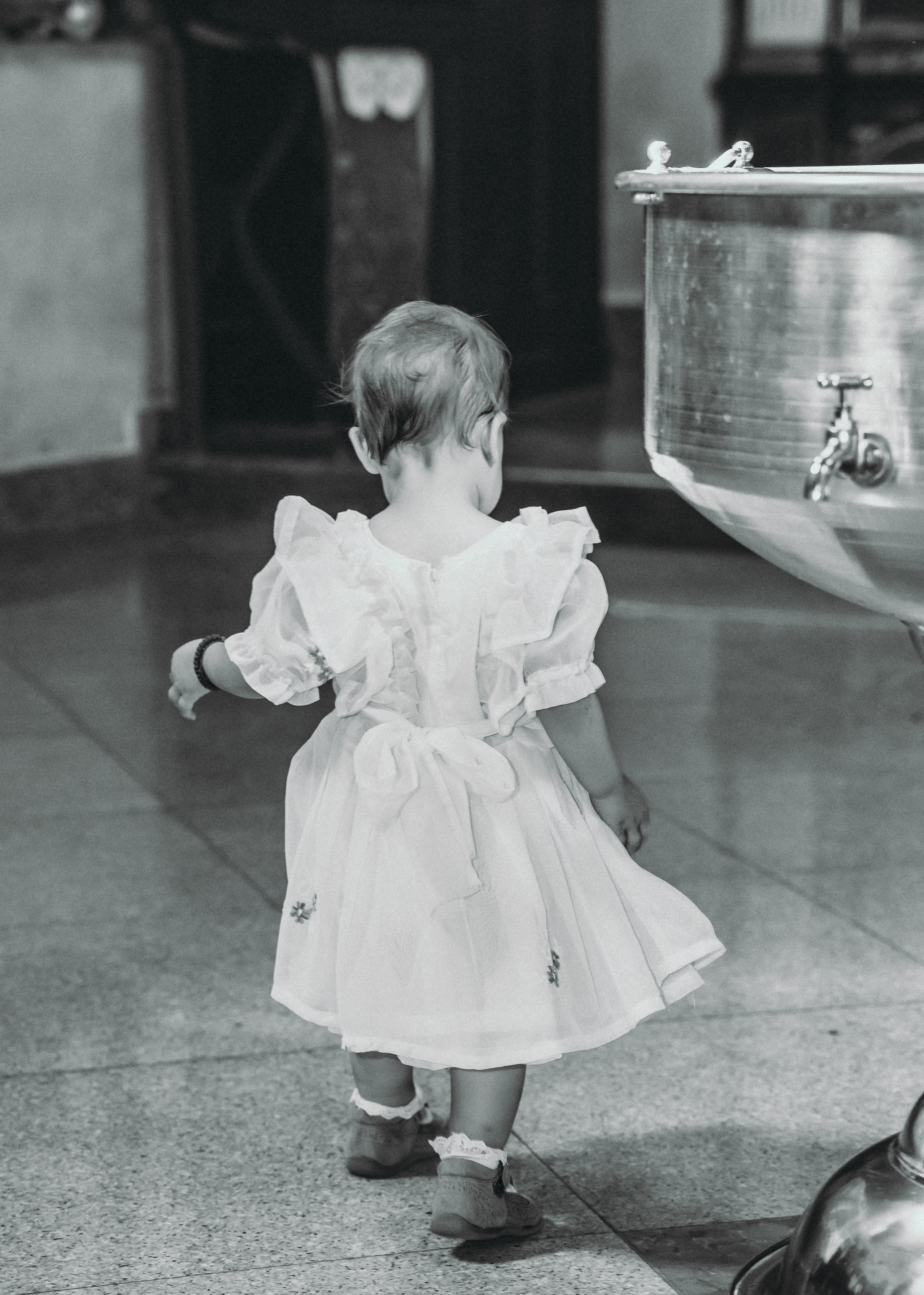 Beba trci crkvom u Beogradu pre krstenja