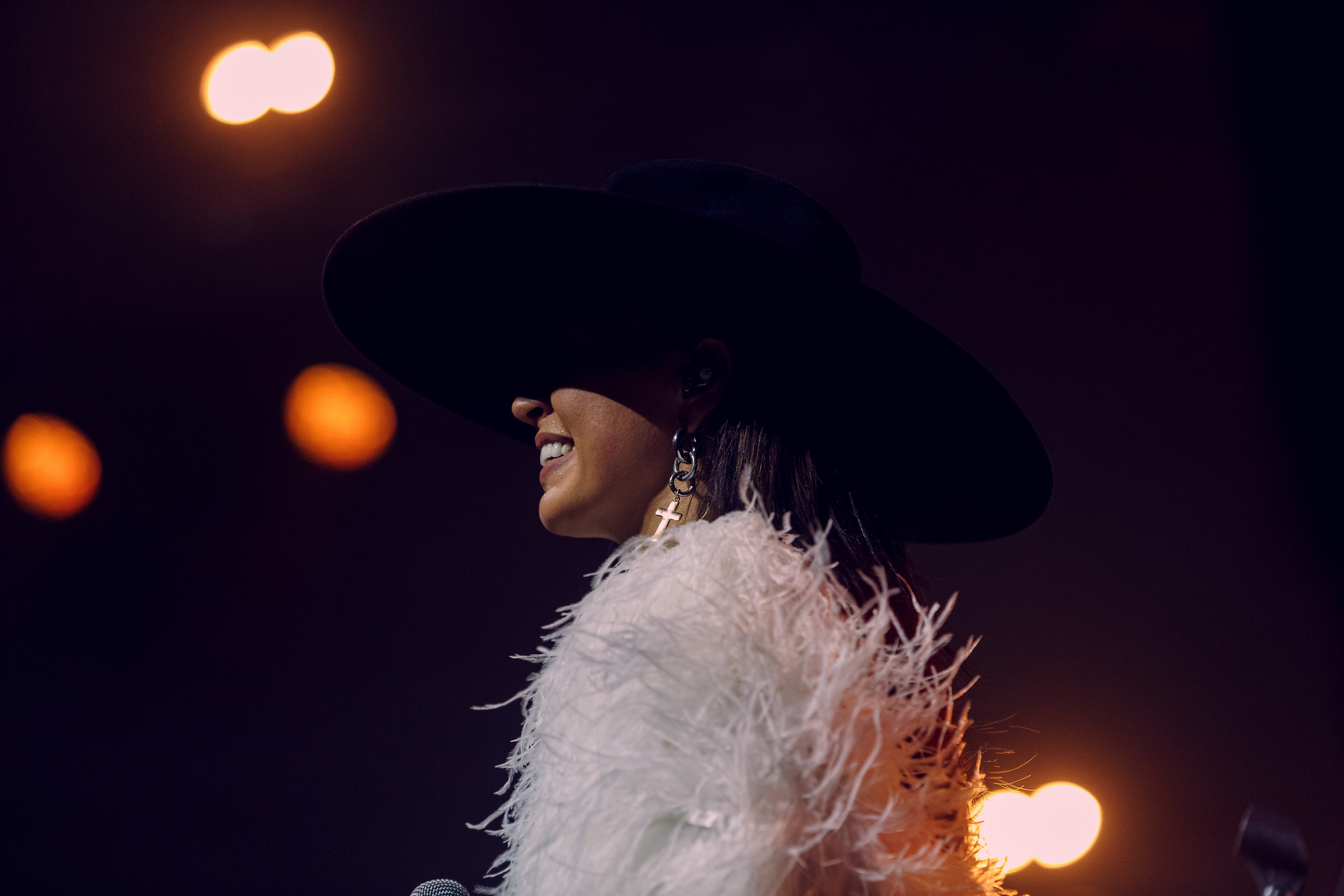 Fotos de una celebridad en un concierto. Fotógrafo de retrato, familia y reportajes en Valencia | España | Europa Vitalii Lumier