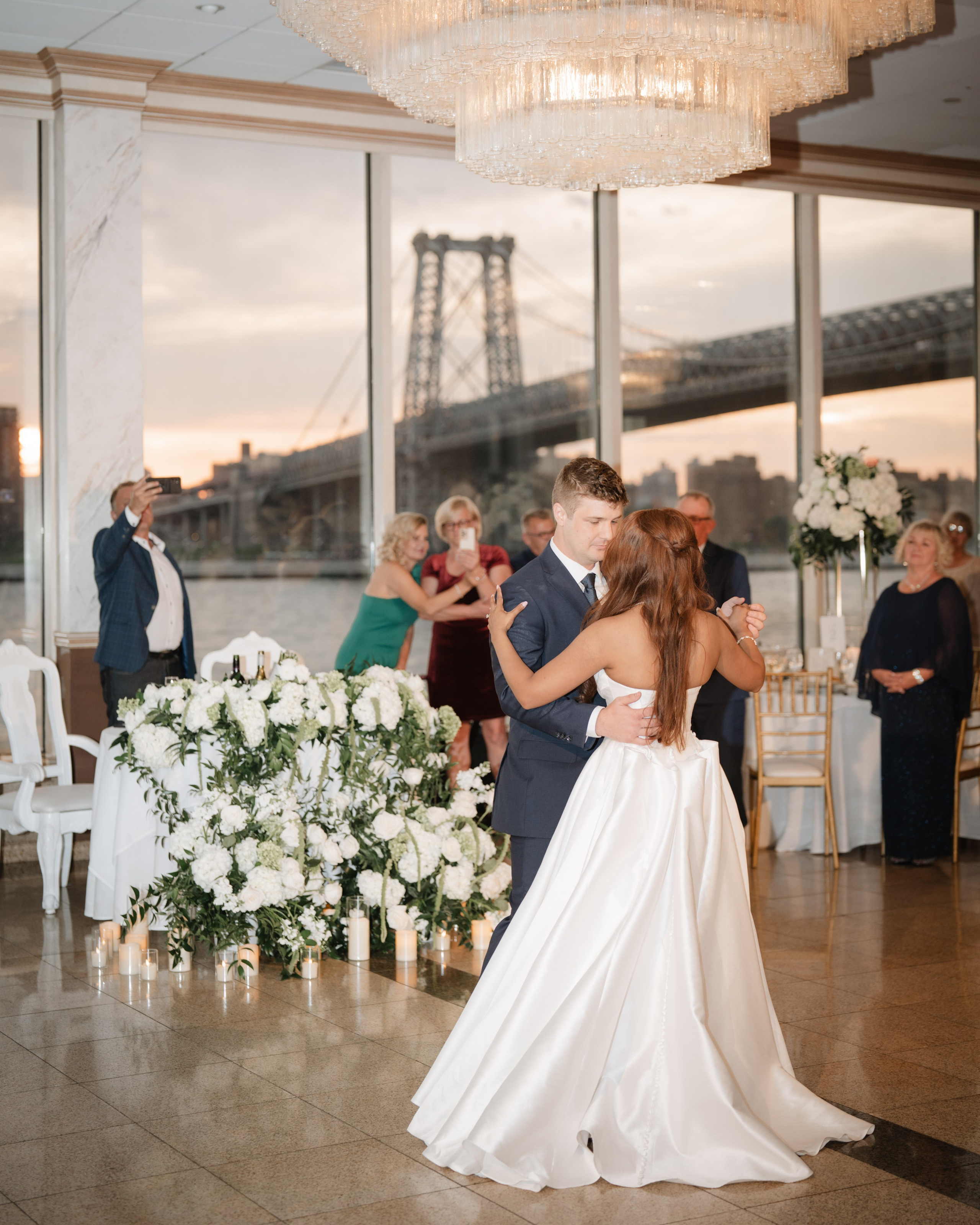 A wedding with a view of the Williamsburg Bridge. Portrait and wedding photographer in New York