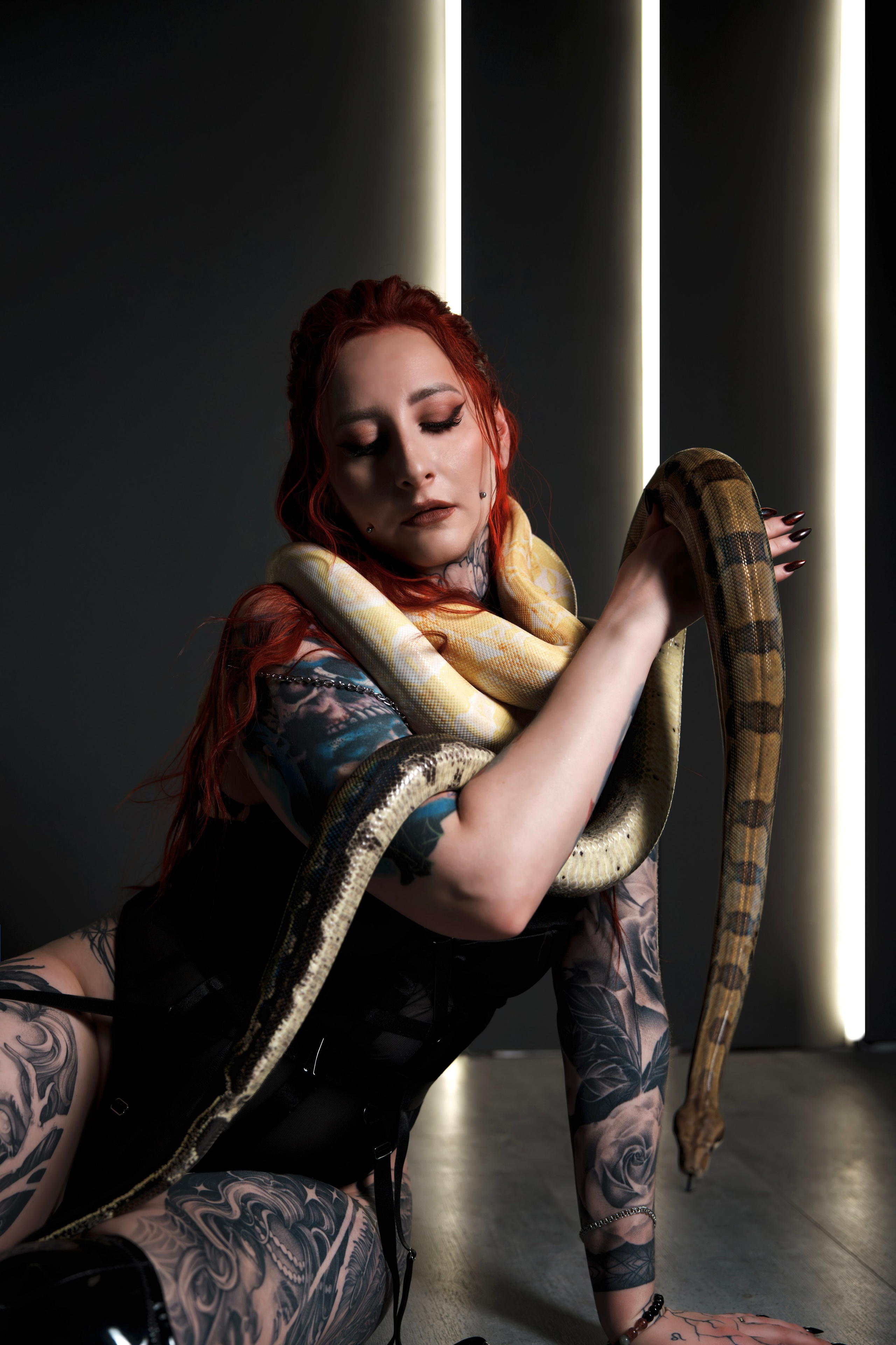 Victoria | Premium collaboration with snakes in a studio in Warsaw. Roman Volkov 🐍 Snake Father Warsaw, Poland