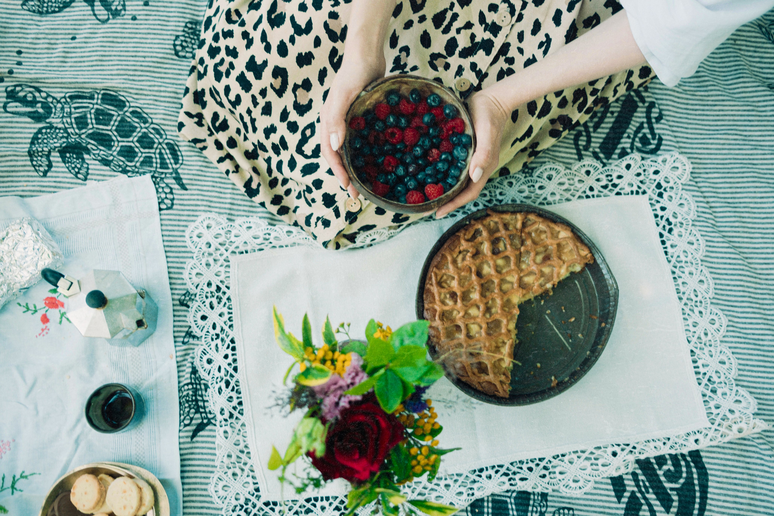Girls Picnic on the lake. Professional Photographer in Berlin — Portraits, Love Story, Events, F