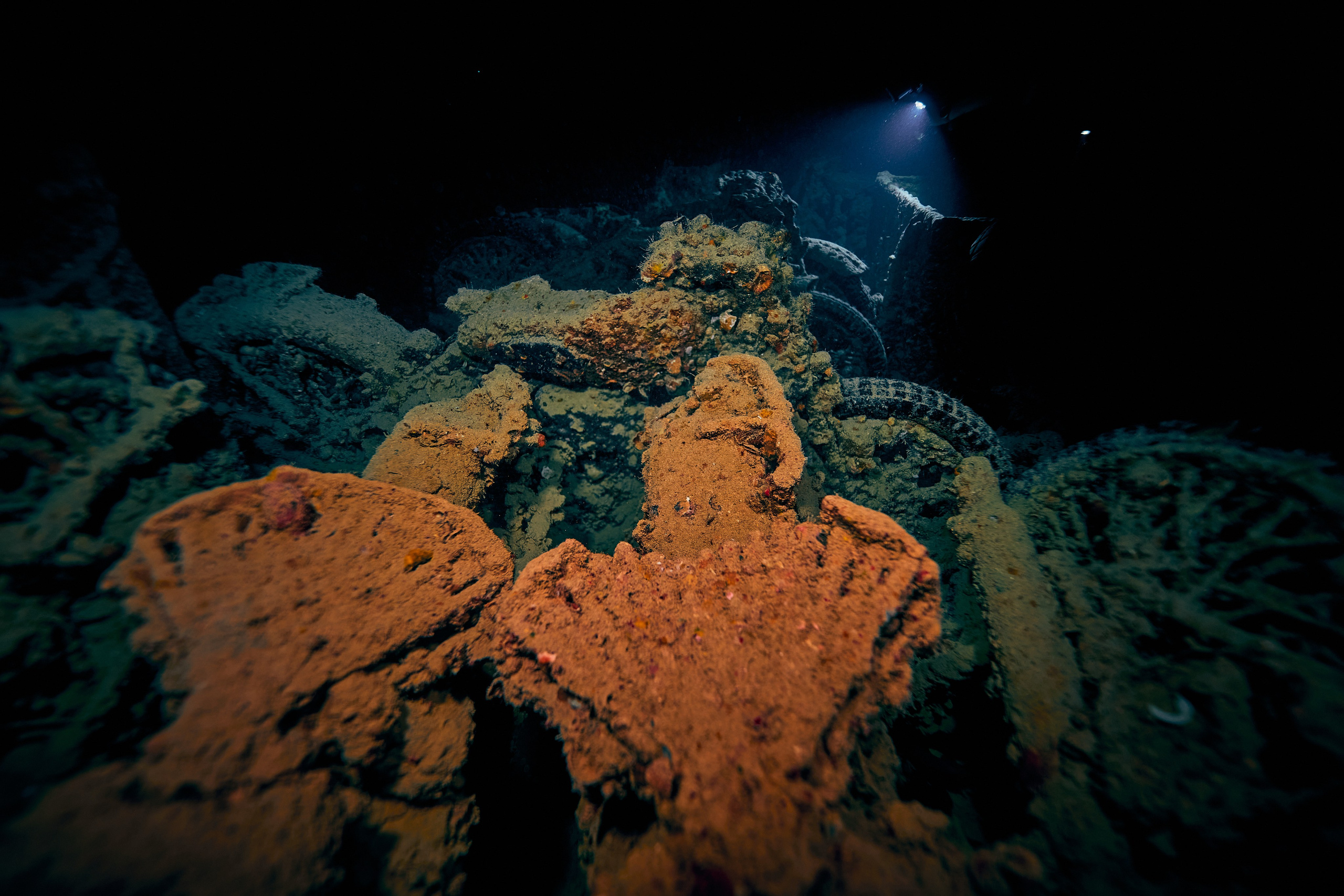 Underwater photographer Andriej Szypilow - photos of the mysterious SS Thistlegorm - sunken ship in the red sea