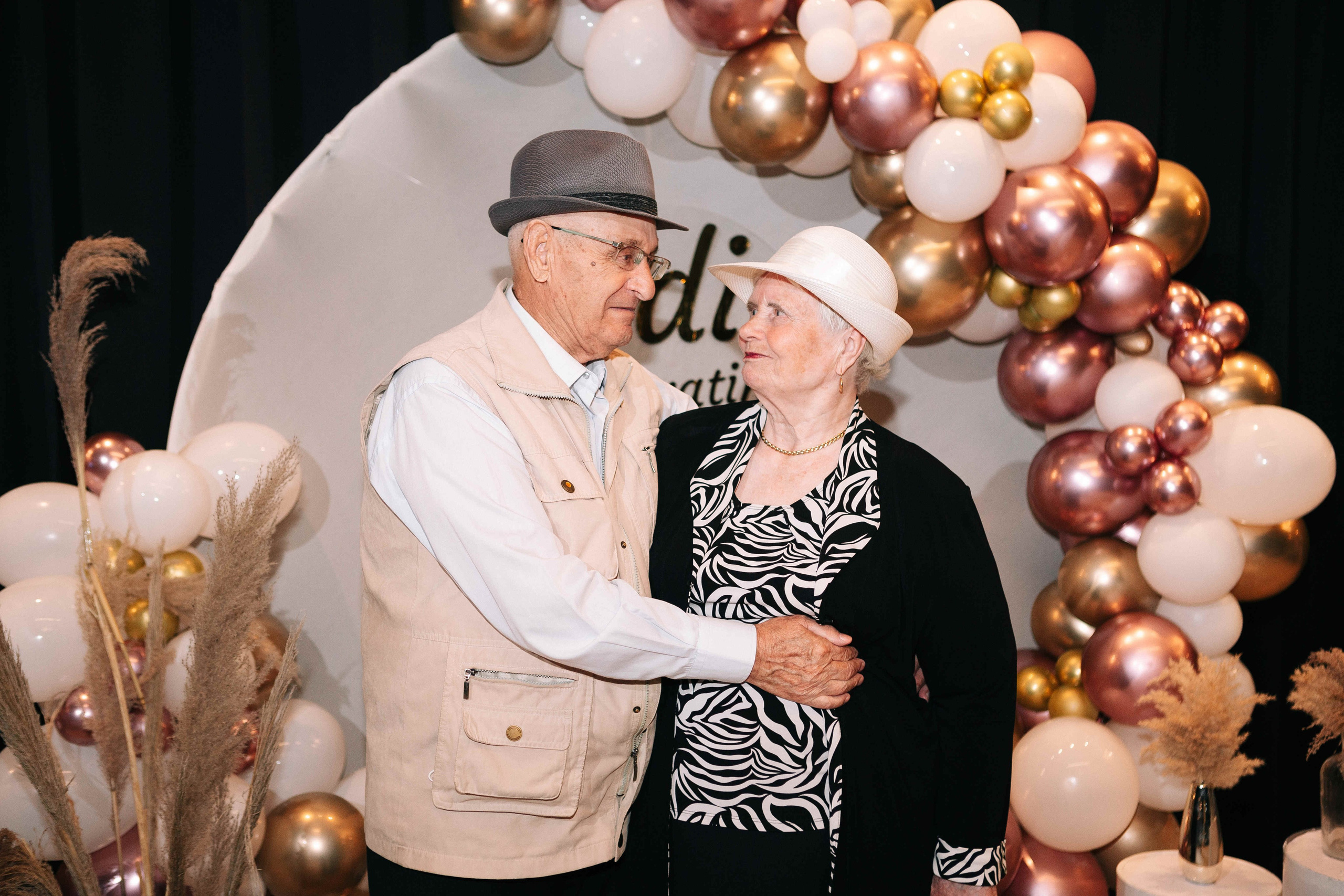 PARTY WITH FRIENDS. Https://shi-photo.com/