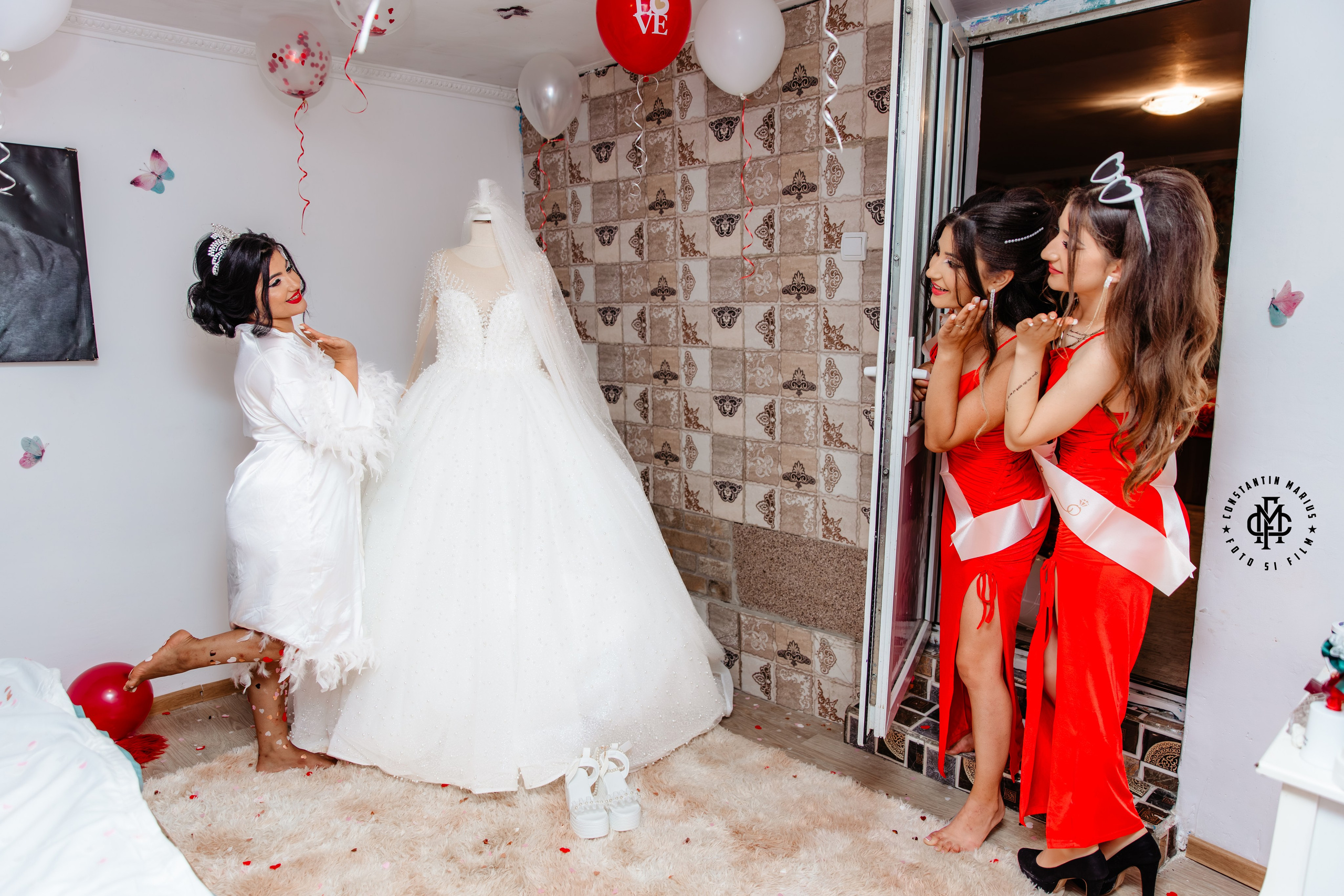 WEDDING PHOTOGRAPHY. DESPRE NOI