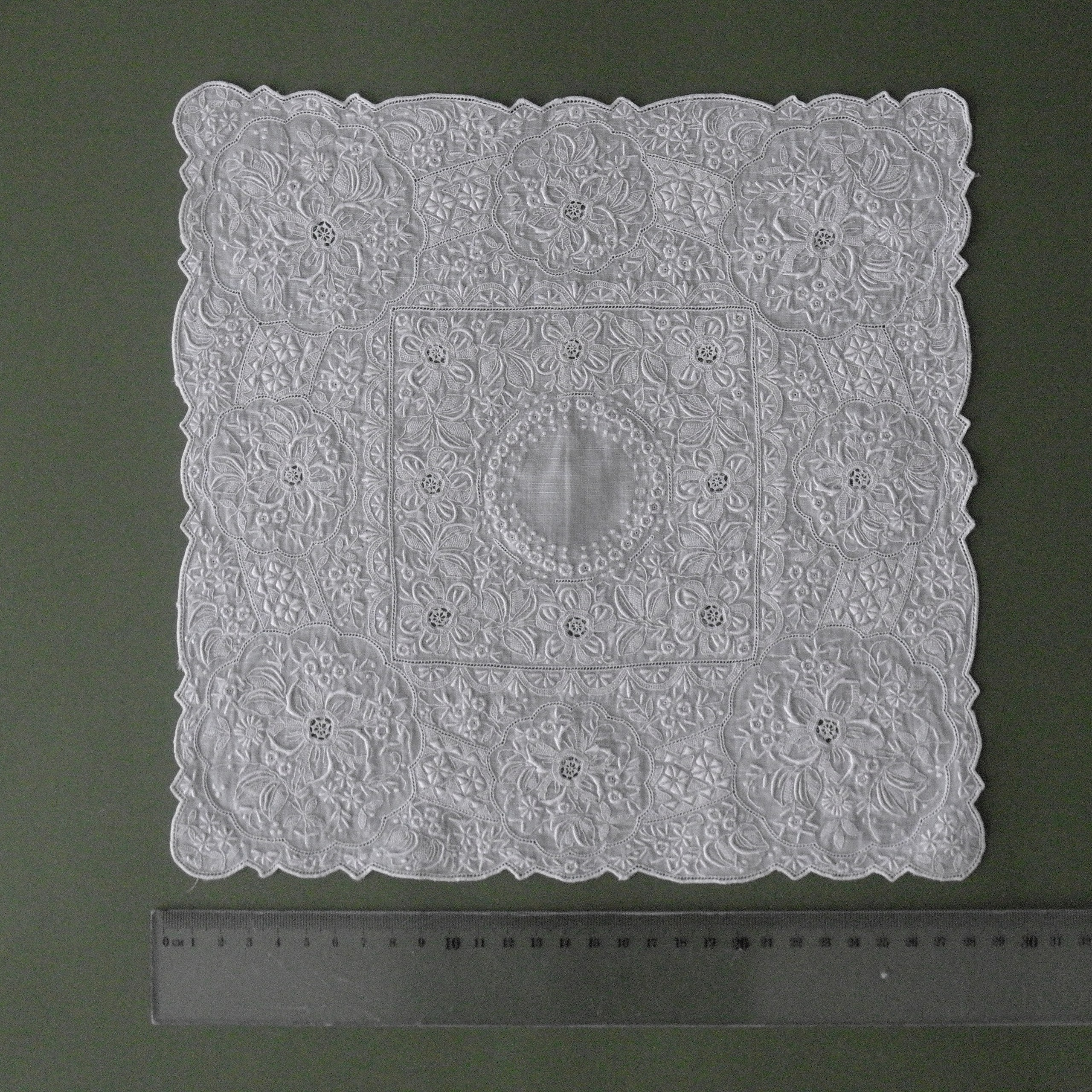 Lace napkins2. Современнные и актикварные украшения в Барселоне, Москве и Санкт-Петербурге