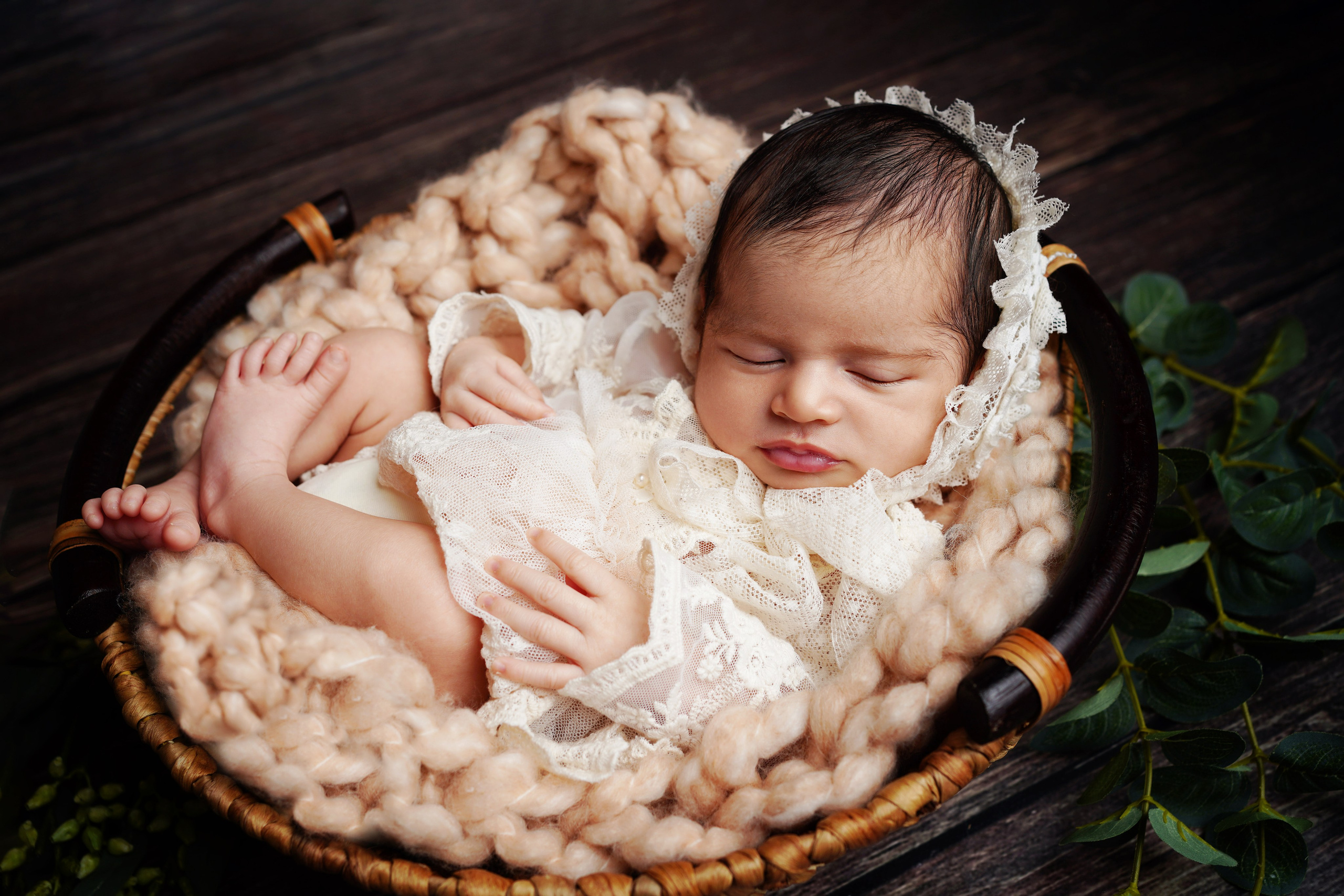 Die liebevolle Berührung der Mutter auf dem Nacken ihres Babys ist ein Zeichen der Liebe, Geborgenheit und Vertrauen
