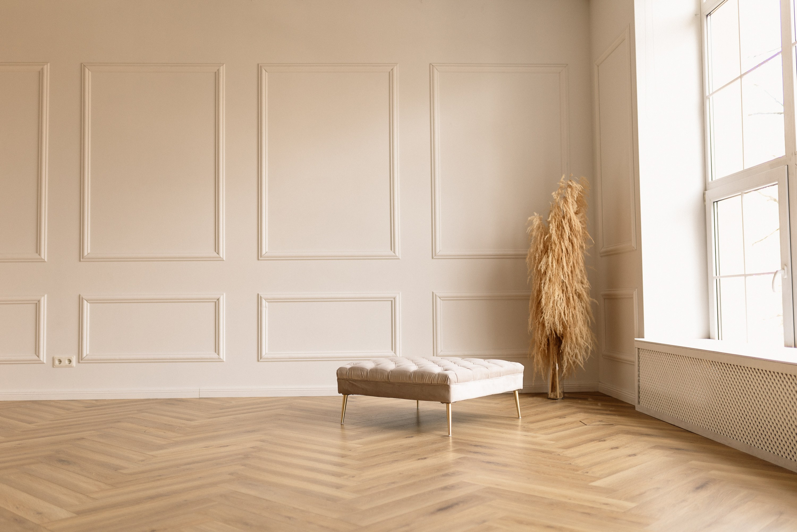 Telpa ar augstiem griestiem un lieliem logiem dabiskam apgaismojumam