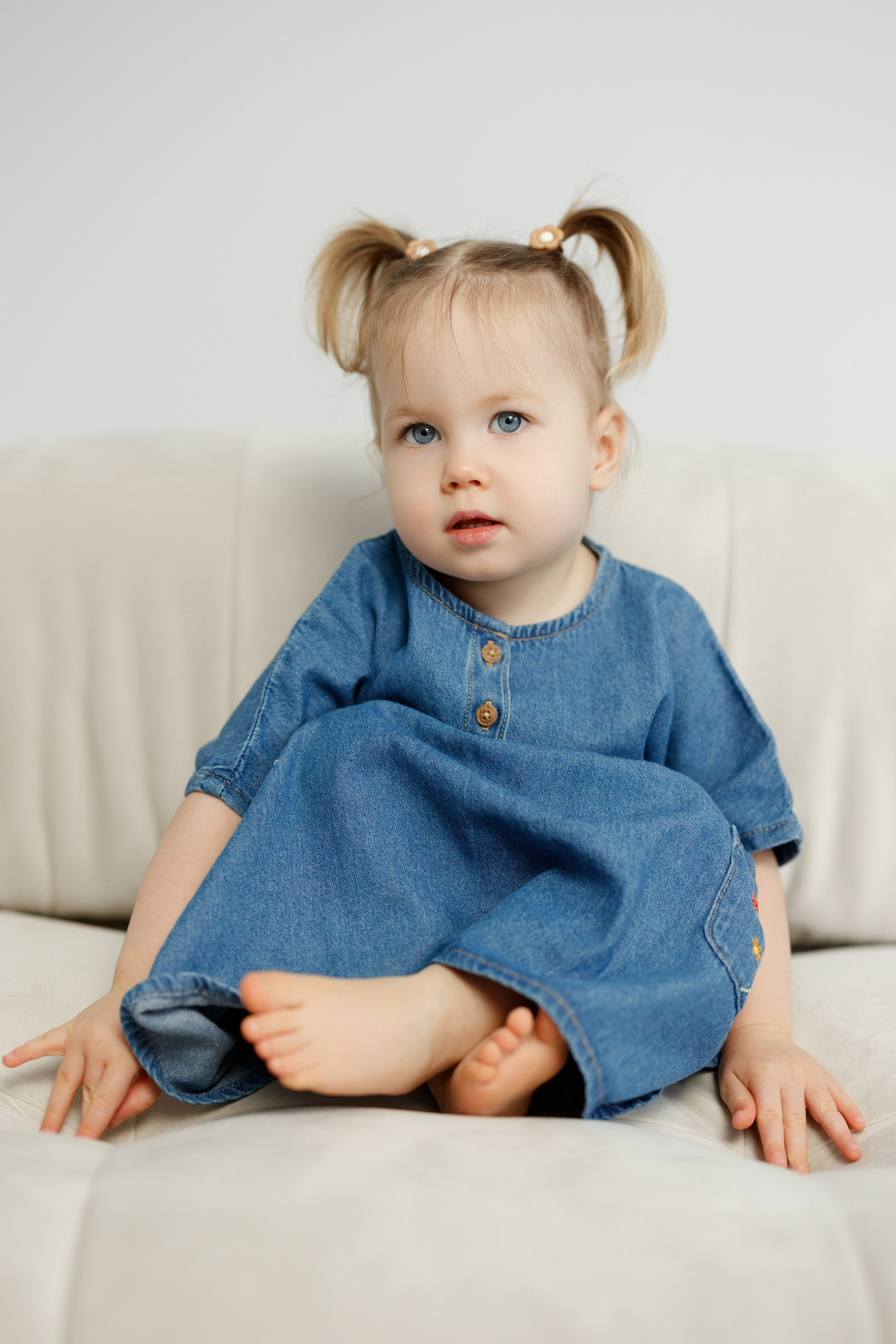 Ședință Foto de Familie — Stil Minimalist pe Fundal Alb. Scarlat Photography