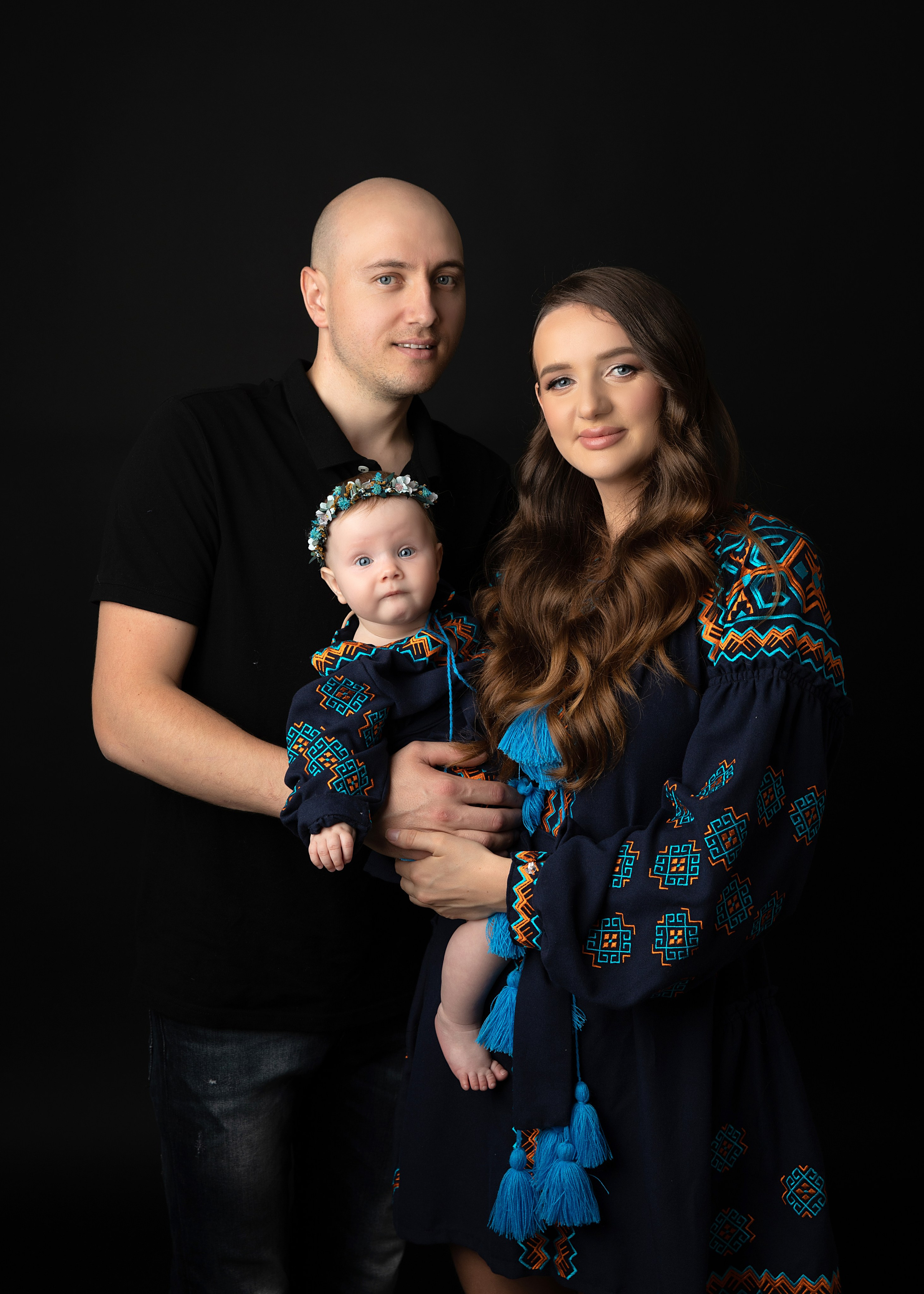 Skapa varaktiga minnen med en familjefotografering som inkluderar mamma, pappa och barn i studion.