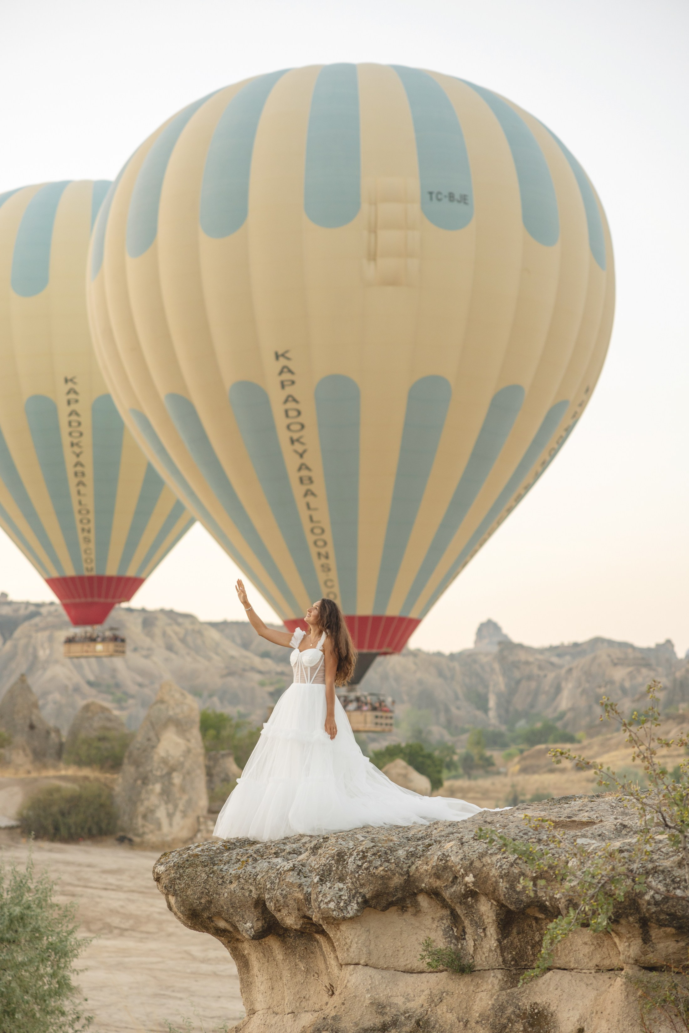 Family Photoshoot at Sunrise with Cappadocia’s Hot Air Balloons. Julia Ganch I Fashion Wedding Photography I Cappadocia Turkey