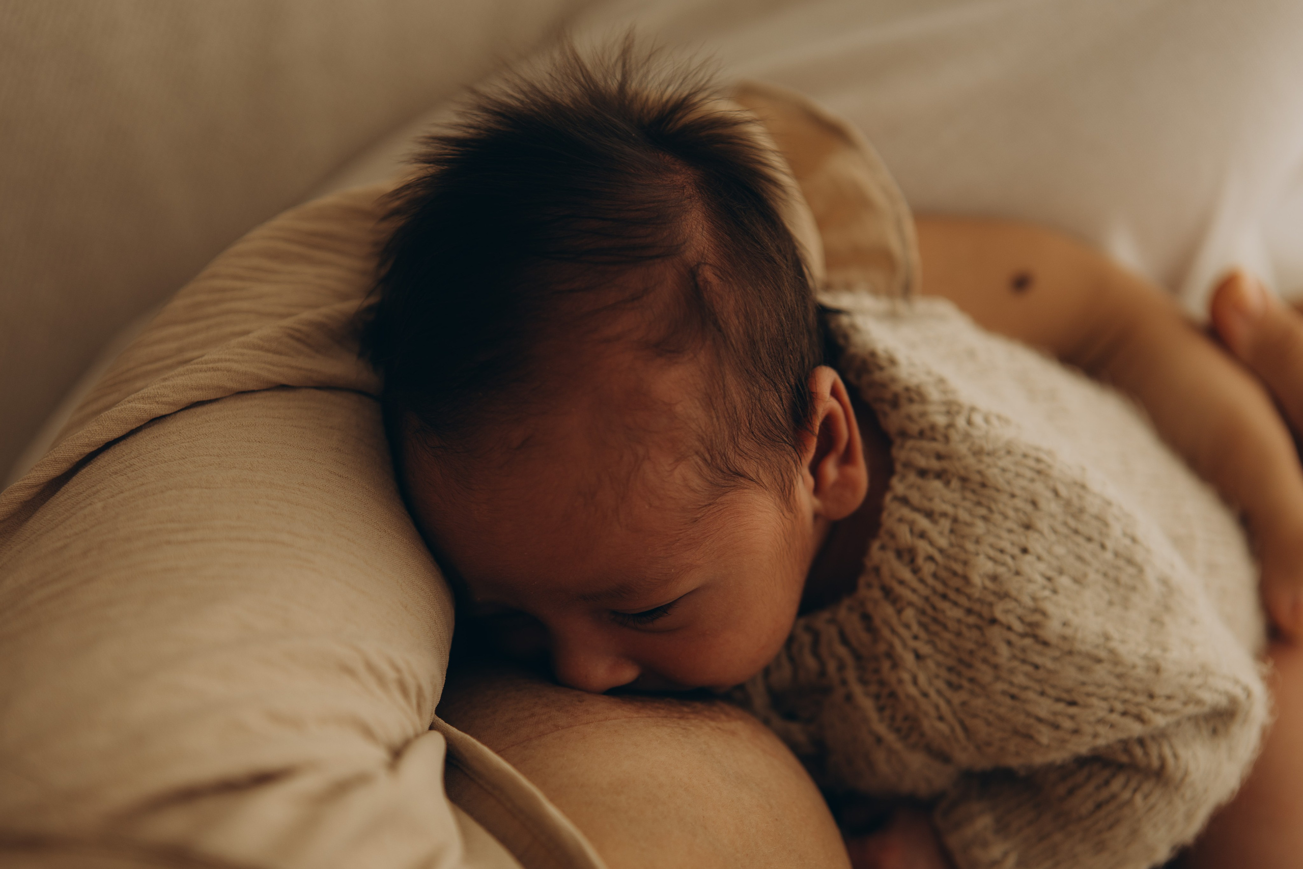 mãe amamenta recém-nascido em ensaio intimista em estúdio em Sorocaba