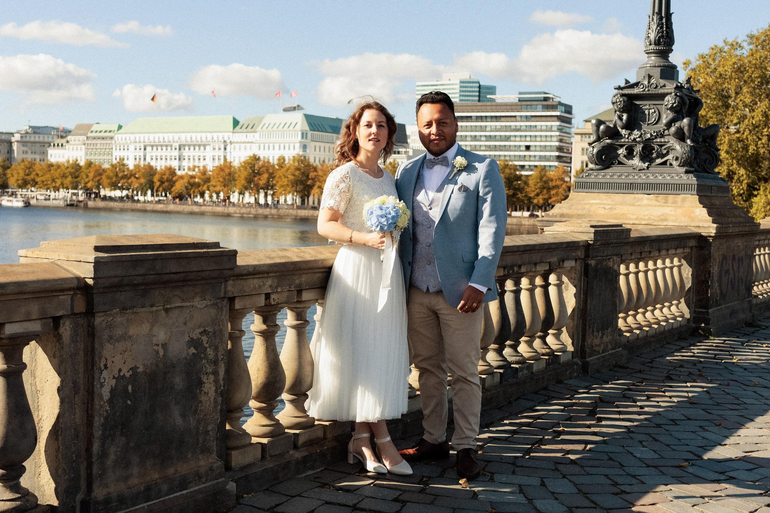Traumhochzeit im Bobby Reich | Moderne Liebe am Hamburger Alsterufer. Hochzeitsfotograf und Hochzeitsvideograf aus Hamburg | Roka21Film