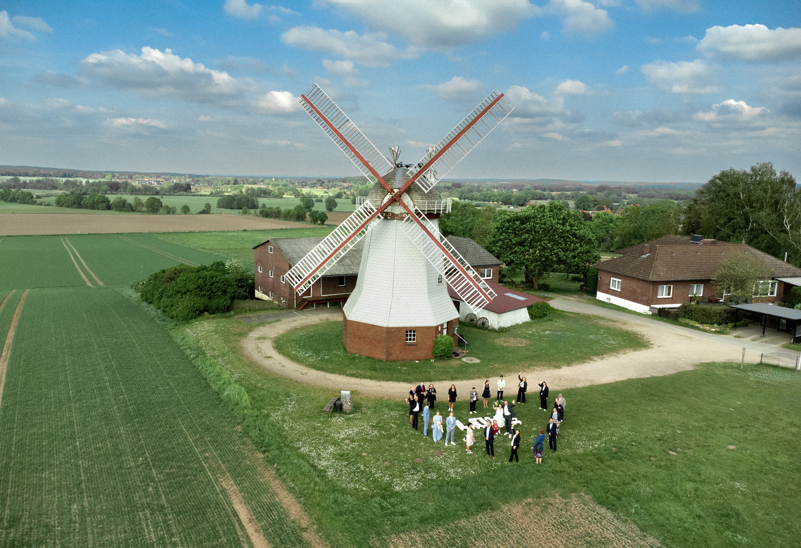 Hochzeitsfotografie an der Windmühle Eyendorf | Historische Romantik in Niedersachsen. Hochzeitsfotograf und Hochzeitsvideograf aus Hamburg | Roka21Film