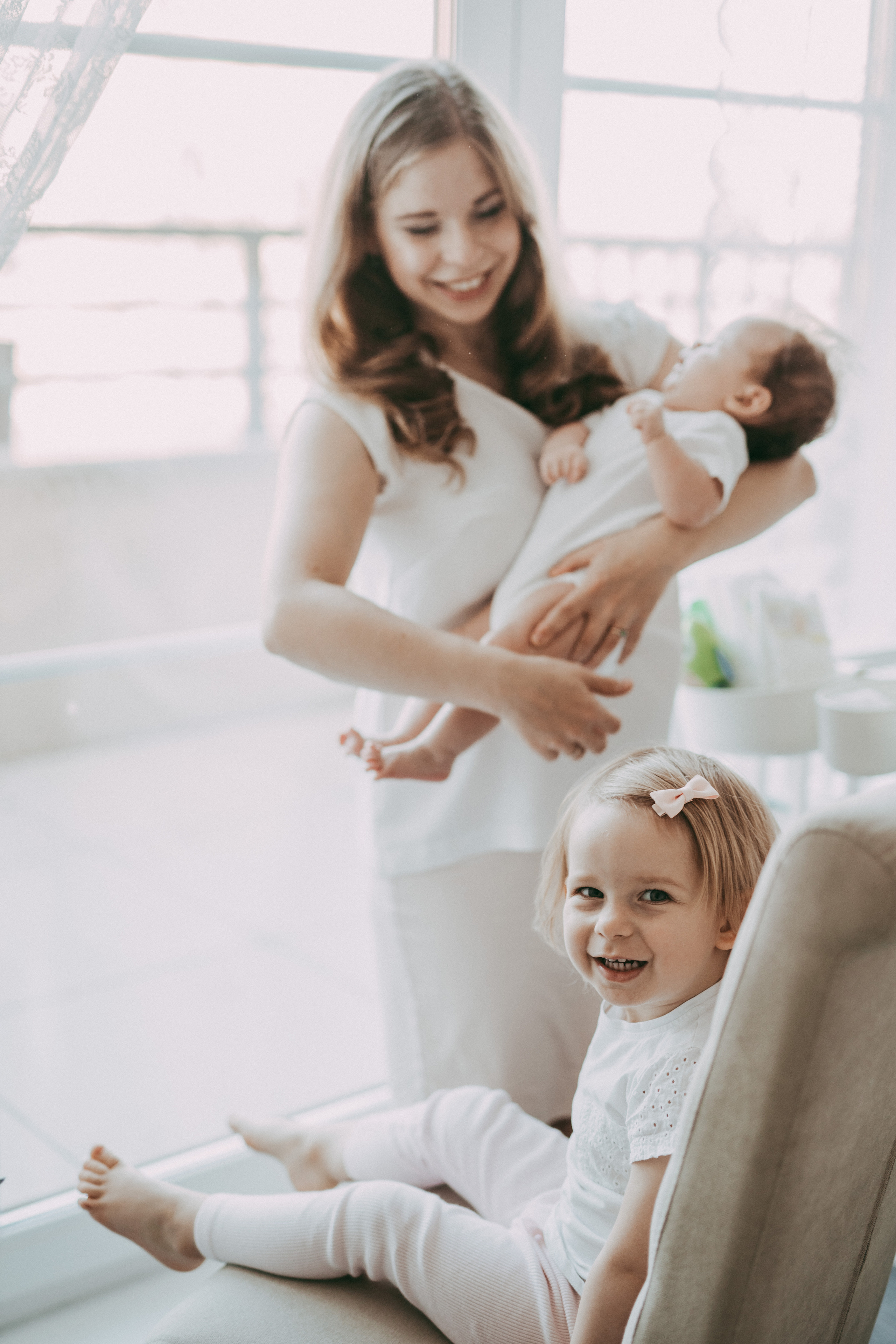 Аня и Эмилия (2 месяца и 2 годика). Фотограф новорожденных и детей первого года Евгения Михалькевич