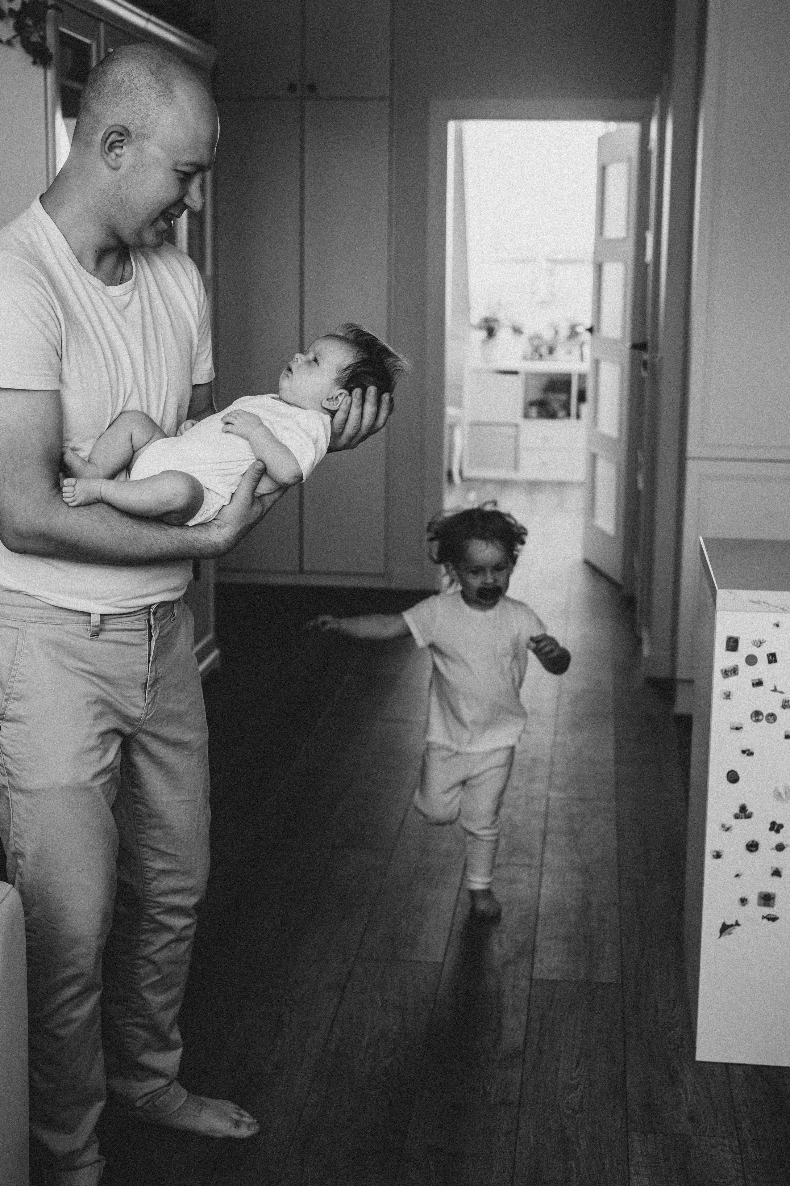 Аня и Эмилия (2 месяца и 2 годика). Фотограф новорожденных и детей первого года Евгения Михалькевич