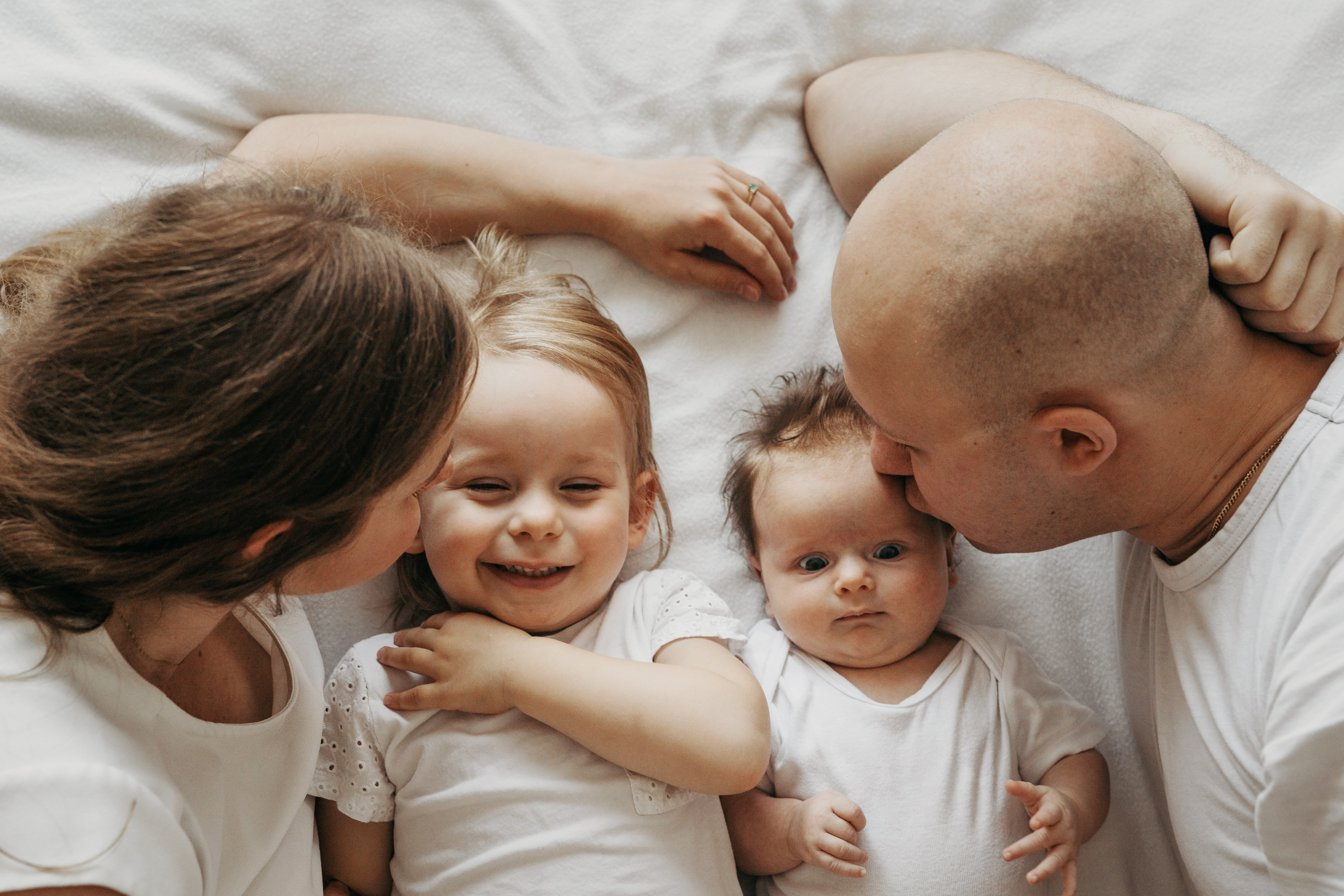 Аня и Эмилия (2 месяца и 2 годика). Фотограф новорожденных и детей первого года Евгения Михалькевич