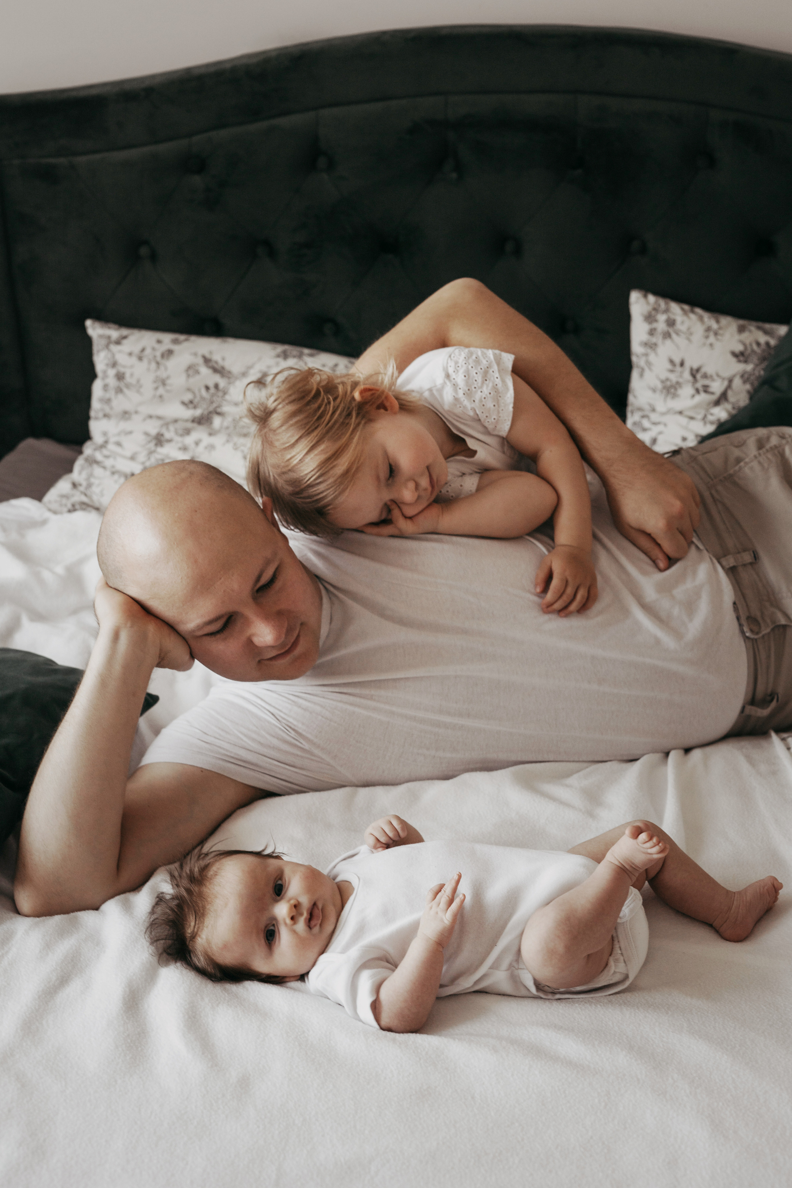 Аня и Эмилия (2 месяца и 2 годика). Фотограф новорожденных и детей первого года Евгения Михалькевич