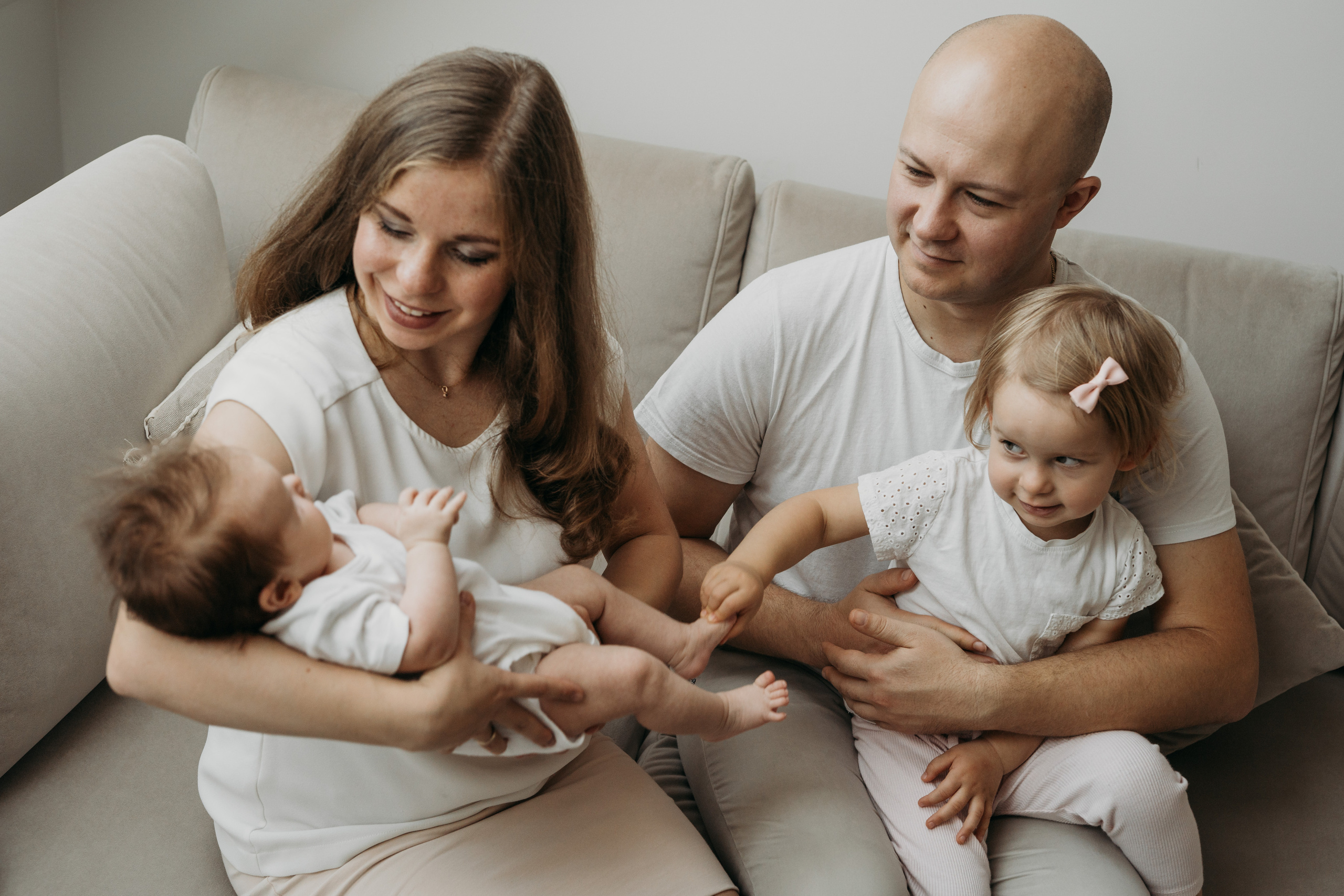 Аня и Эмилия (2 месяца и 2 годика). Фотограф новорожденных и детей первого года Евгения Михалькевич