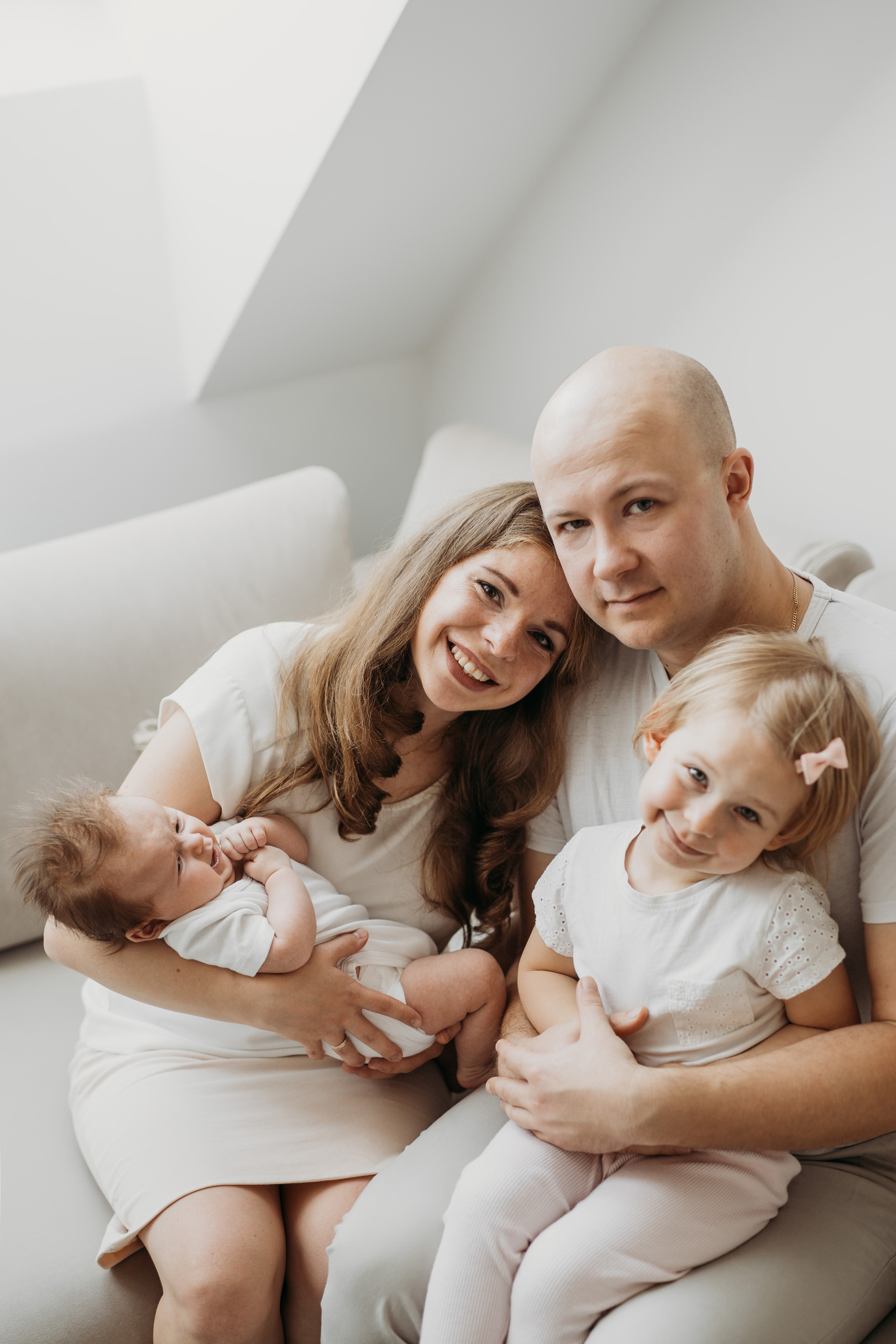 Аня и Эмилия (2 месяца и 2 годика). Фотограф новорожденных и детей первого года Евгения Михалькевич