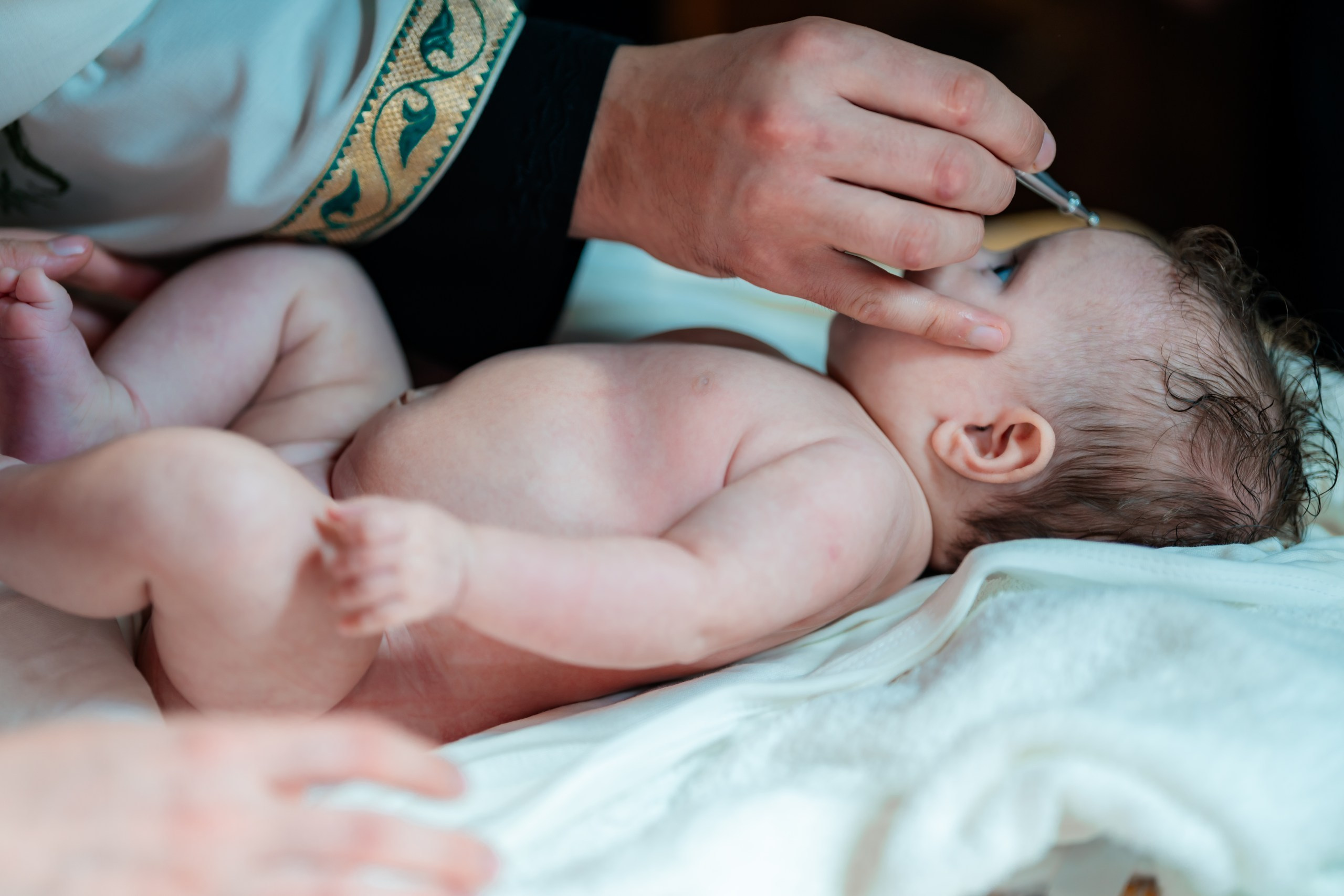 fotograf botez Miruna Parascheva, fotografie botez Botoșani, fotograf Alin Chirilă, amintiri botez, fotografii botez, botez Miruna Parascheva, fotograf copii, fotografie botez în Botoșani-alt="botez Miruna Parascheva, fotografie botez Alin Chirilă, amintiri botez, fotografii emoționante botez Botoșani"-- fotografii-botez-bebelus- amintiri-botez-micuț- moment-sfânt-crestinare- fotografie-emotionanta-botez- detalii-botez-bebelusi- parinti-fericiti-la-botez- fotograf-botez-profesionist- botez-in-biserica-ortodoxa- micuț-botezat-cu-emoție- zâmbete-și-lacrimi-la-botez- bebeluș-la-cristelniță- decor-botez-colorat- botez-cu-dragoste-și-credință- emotie-pura-la-botez- fotograf-botez-botosani- botez-iasi-suceava-fotograf- amintiri-nepretuite-botez