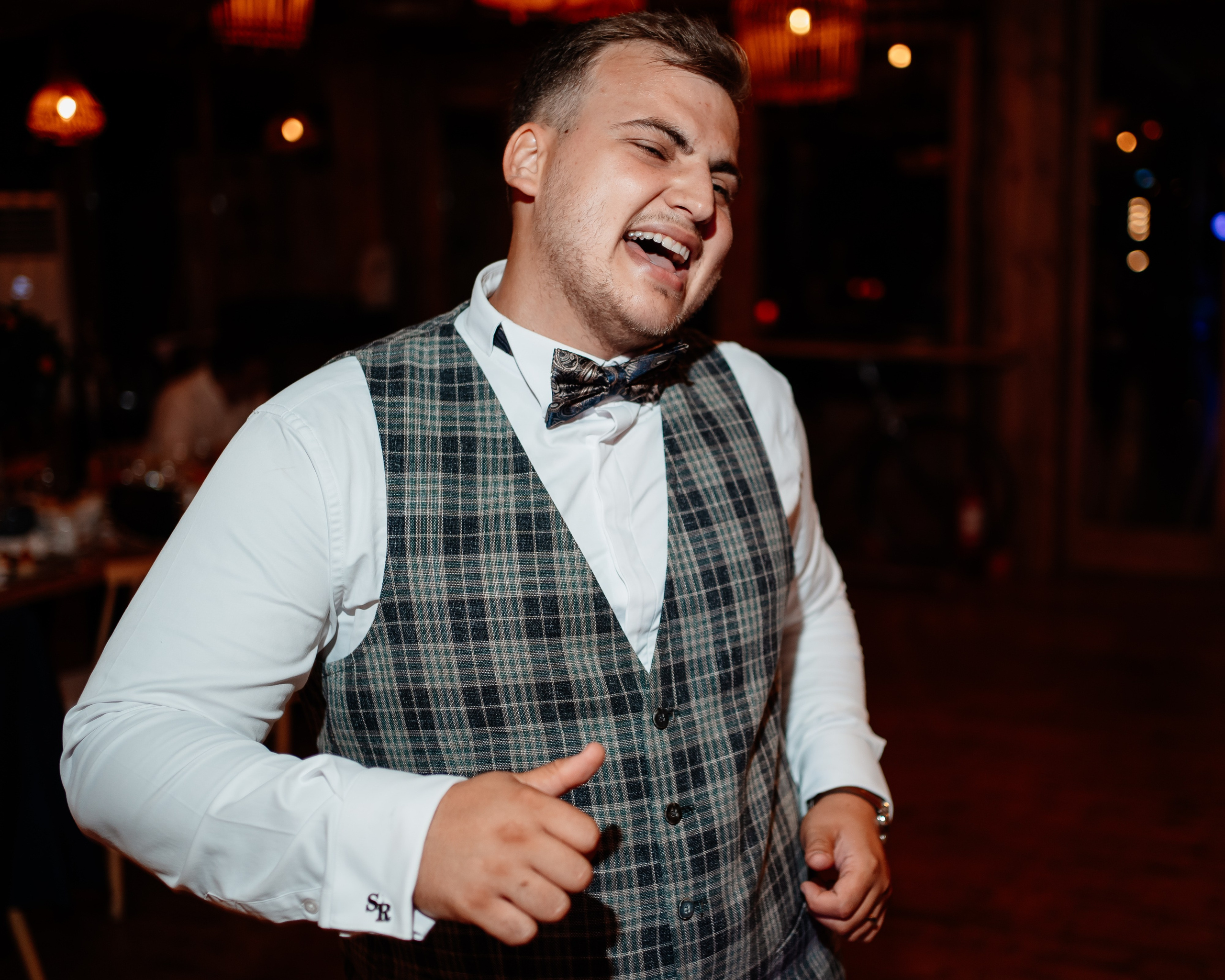 Moment emoționant între miri în ziua nunții, surprins într-un cadru natural și romantic, la Daimon Events. Fotografie de nuntă profesională, editată artistic pentru a evidenția emoția și eleganța evenimentului.