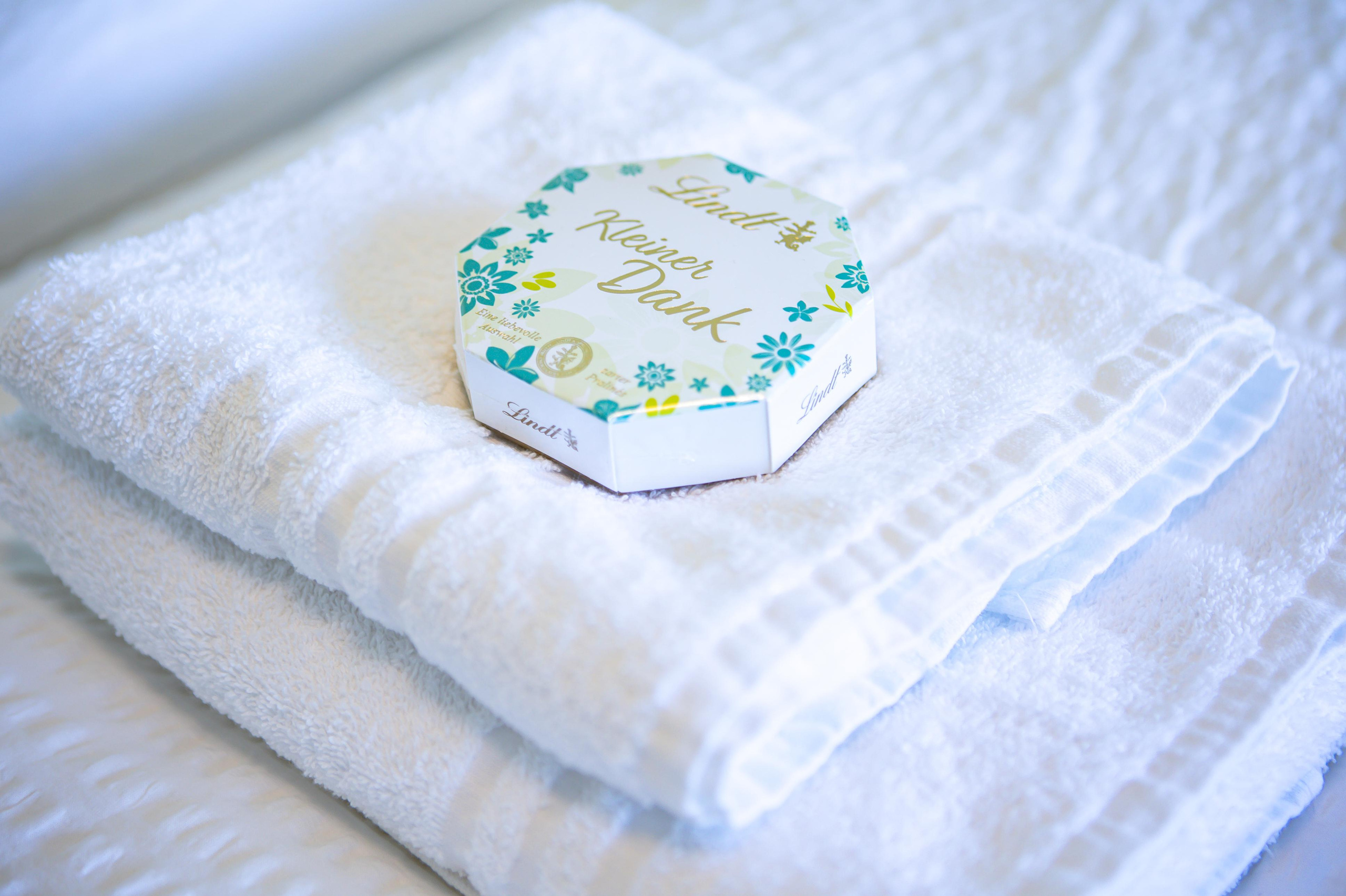 Fotoshooting eines gemütlichen Schlafzimmers mit Doppelbett und elegantem Interieur, ideal für den Immobilienverkauf