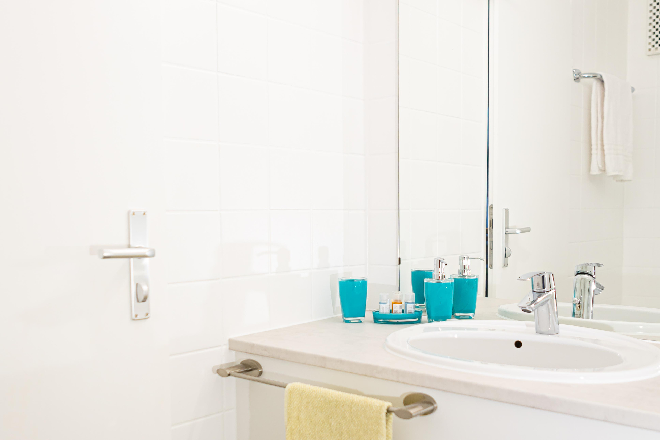 Professionelle Fotografie eines Badezimmers mit modernem Design und Duschkabine für Immobilienwerbung