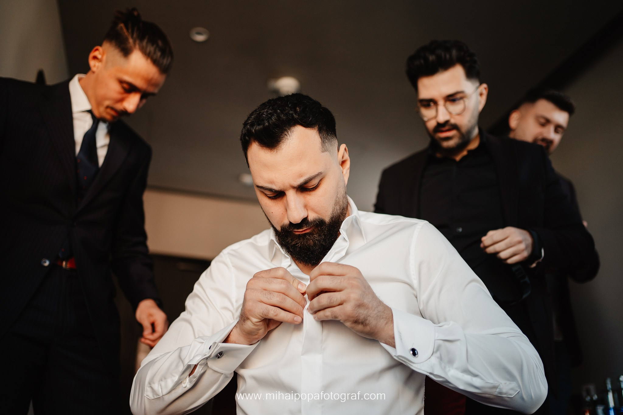 Moment emoționant între miri în ziua nunții, surprins într-un cadru natural și romantic, la Daimon Events. Fotografie de nuntă profesională, editată artistic pentru a evidenția emoția și eleganța evenimentului.