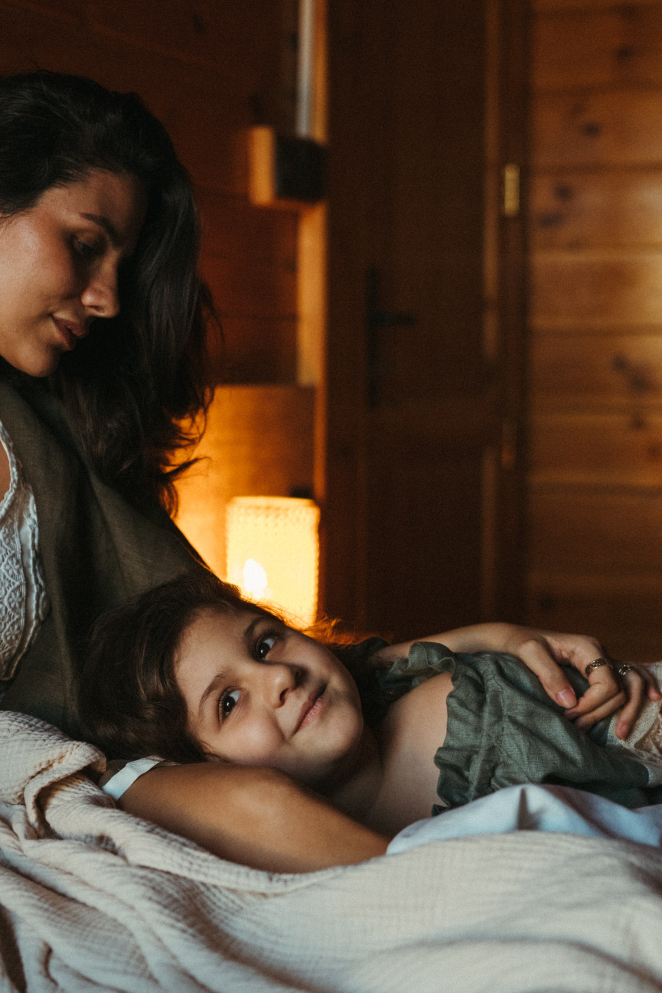 Amnah with daughters. Family photographer in Saudi Arabia