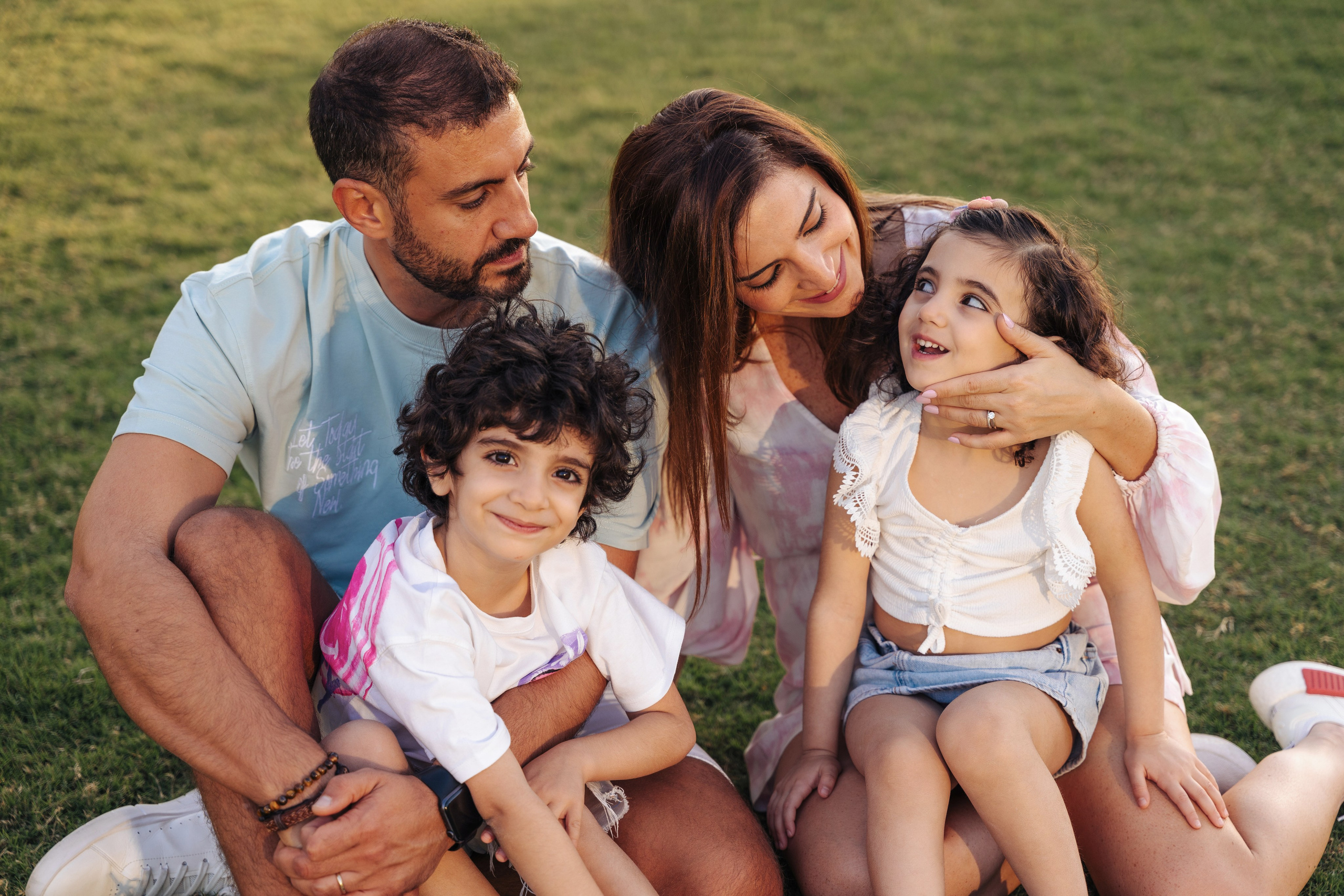 Family fun and play in the park. Angela Iakovleva — Family Photographer in Dubai