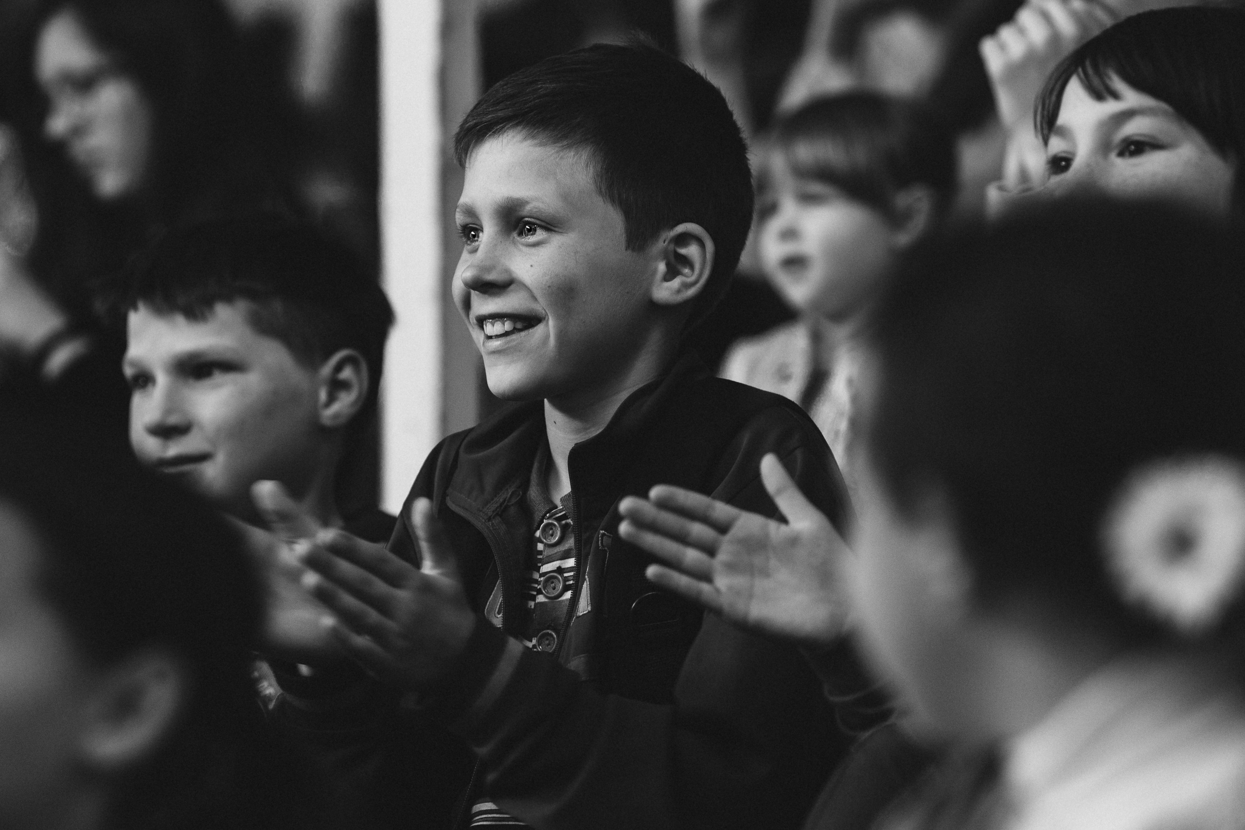 чёрно-белая  социальная фотография  «Доброе сердце» портрет мальчика смотрящего представление дельфинов