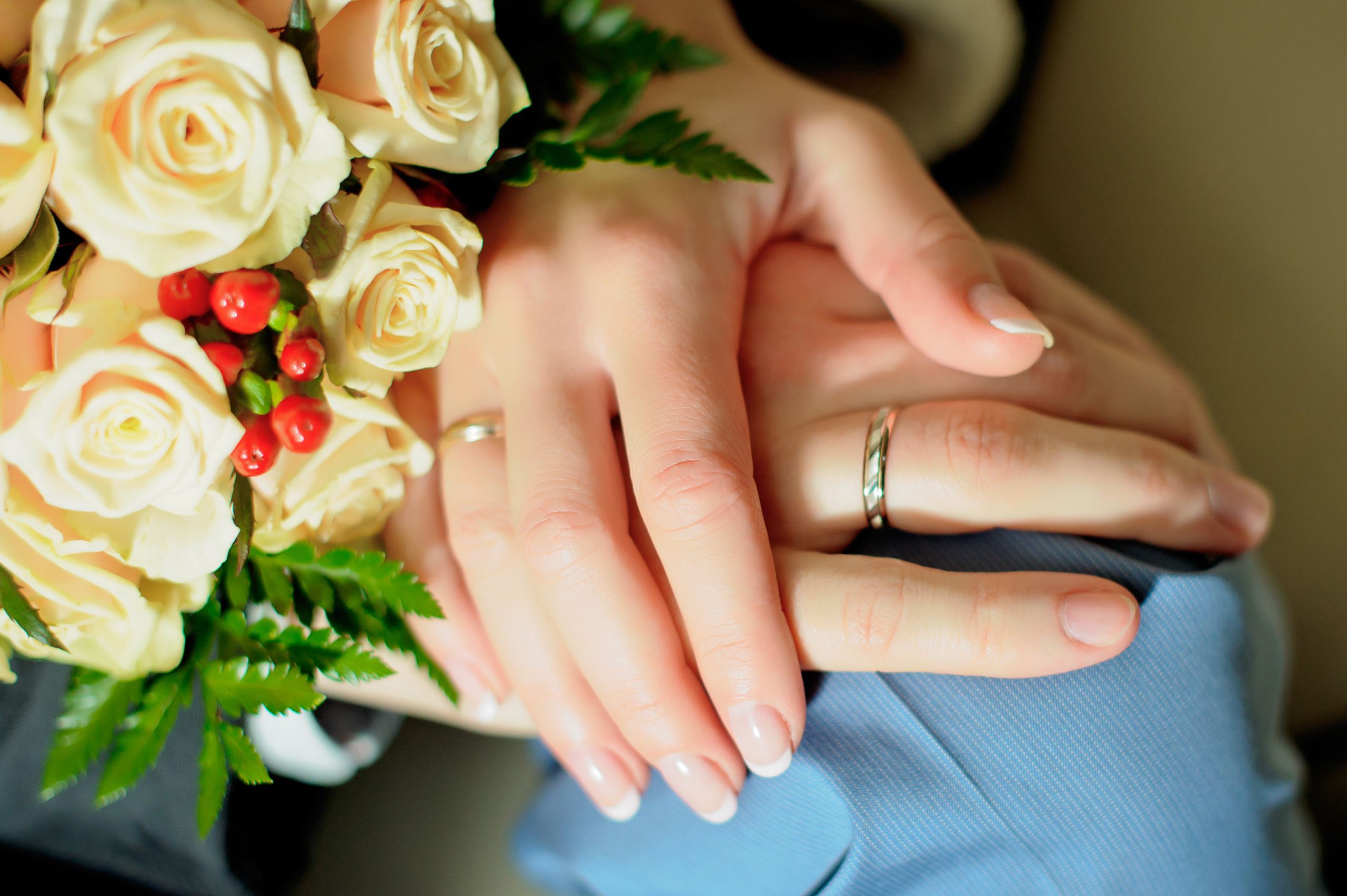 Свадебная фотосессия в Москве. Свадебный букет невесты и руки жениха и невесты вместе.