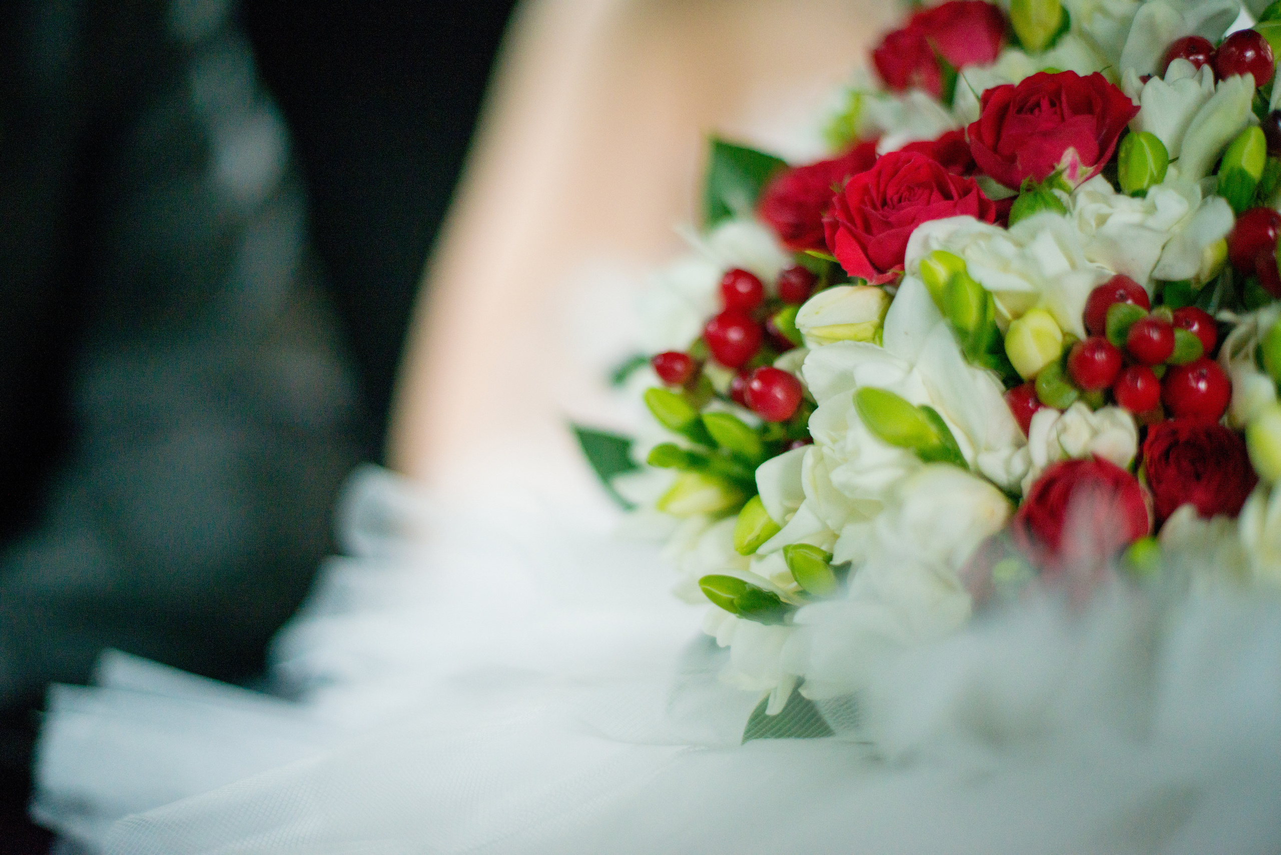 Свадебная фотосессия в Москве. Свадебный букет из белых и красных цветов.