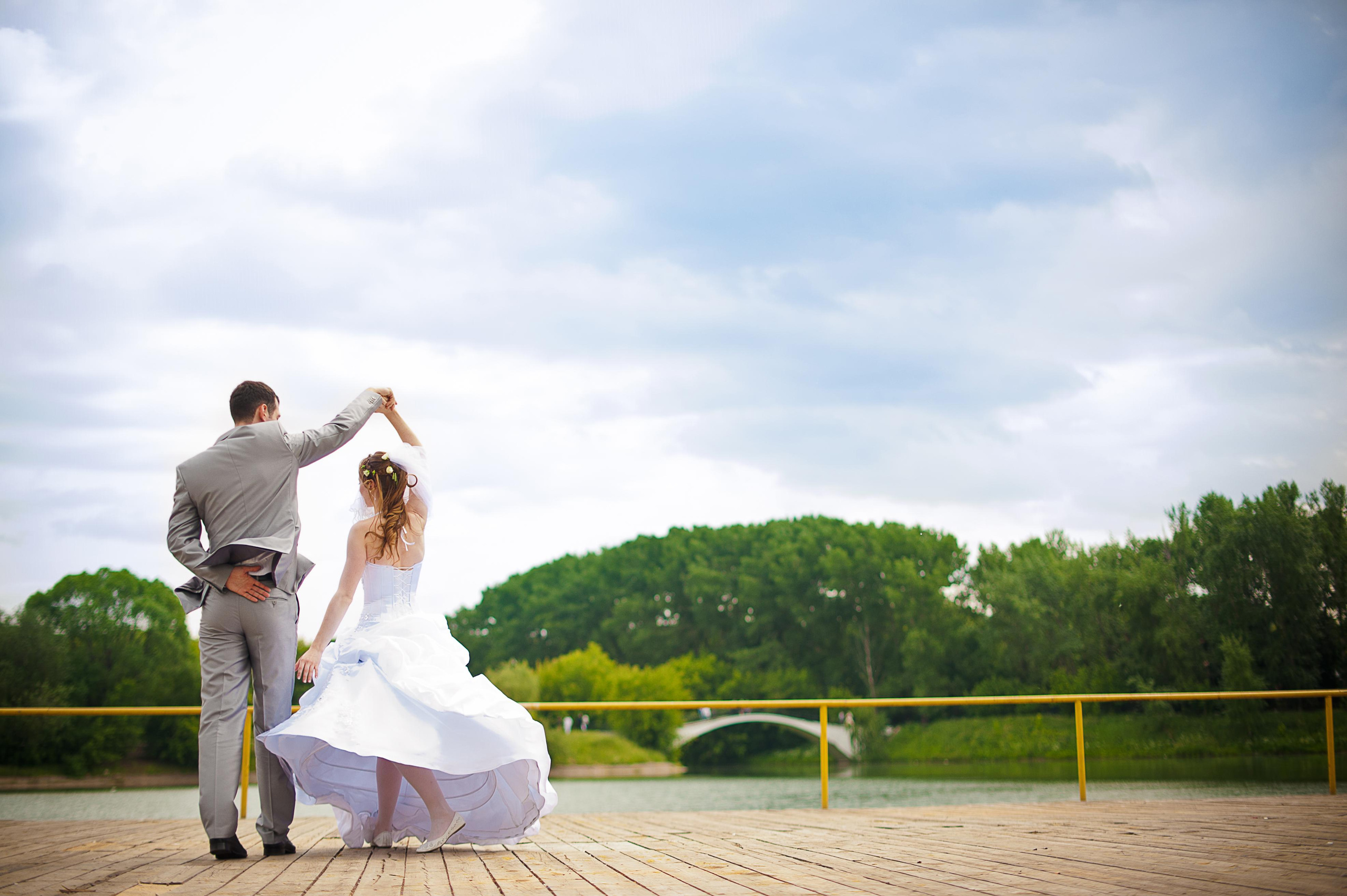 Свадебная фотосессия в Москве. Танец молодожен на деревянном пирсе