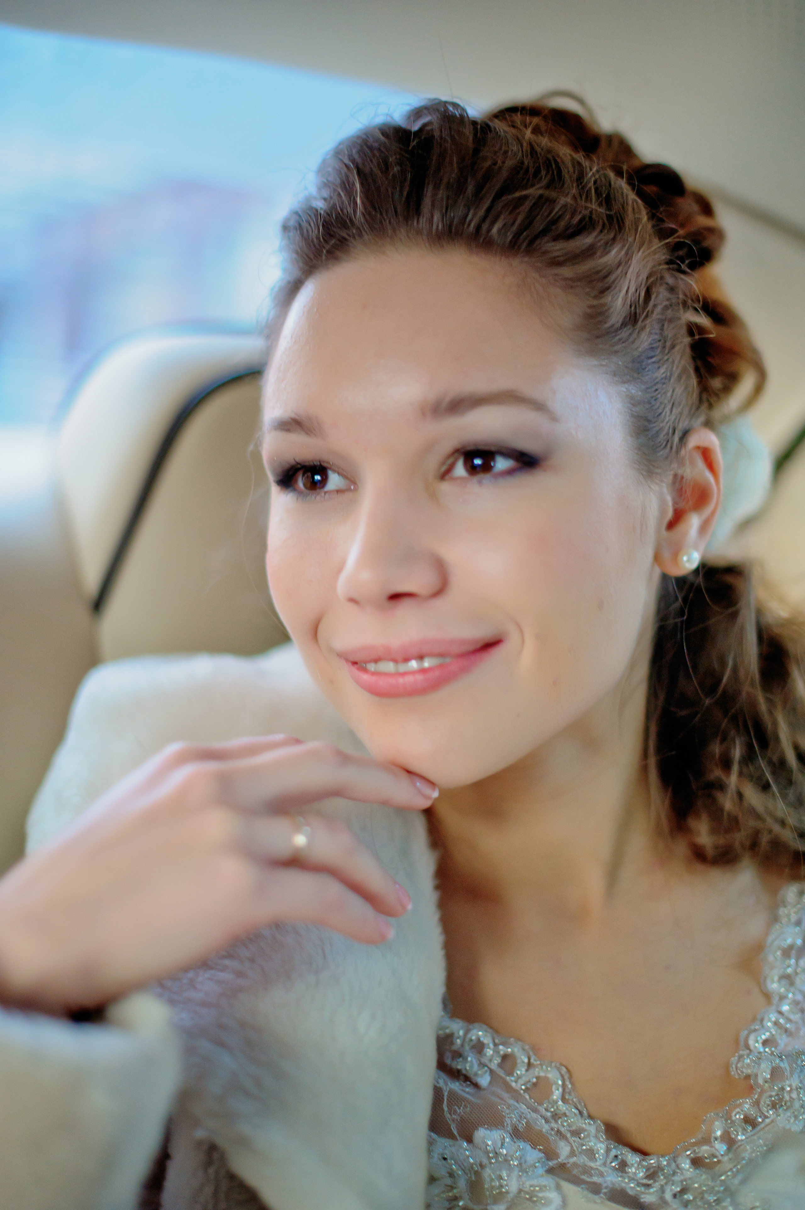 Свадебная фотосессия в Москве. Портрет невесты одетой в шикарную норковую шубку  в свадебном лимузине