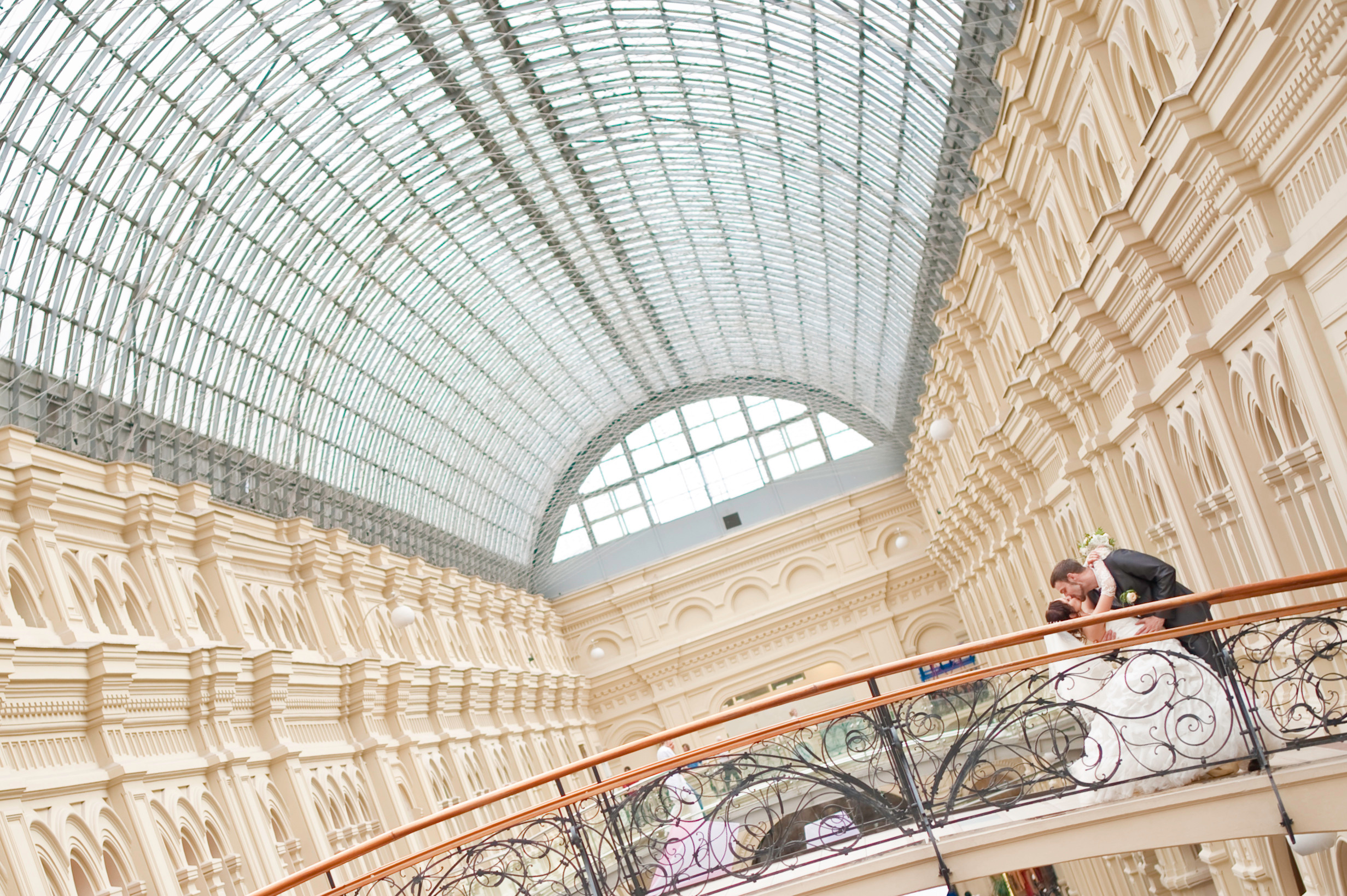 Свадебная фотосессия в Москве в Гуме Цуме. Жених и невеста стоят на мосту.