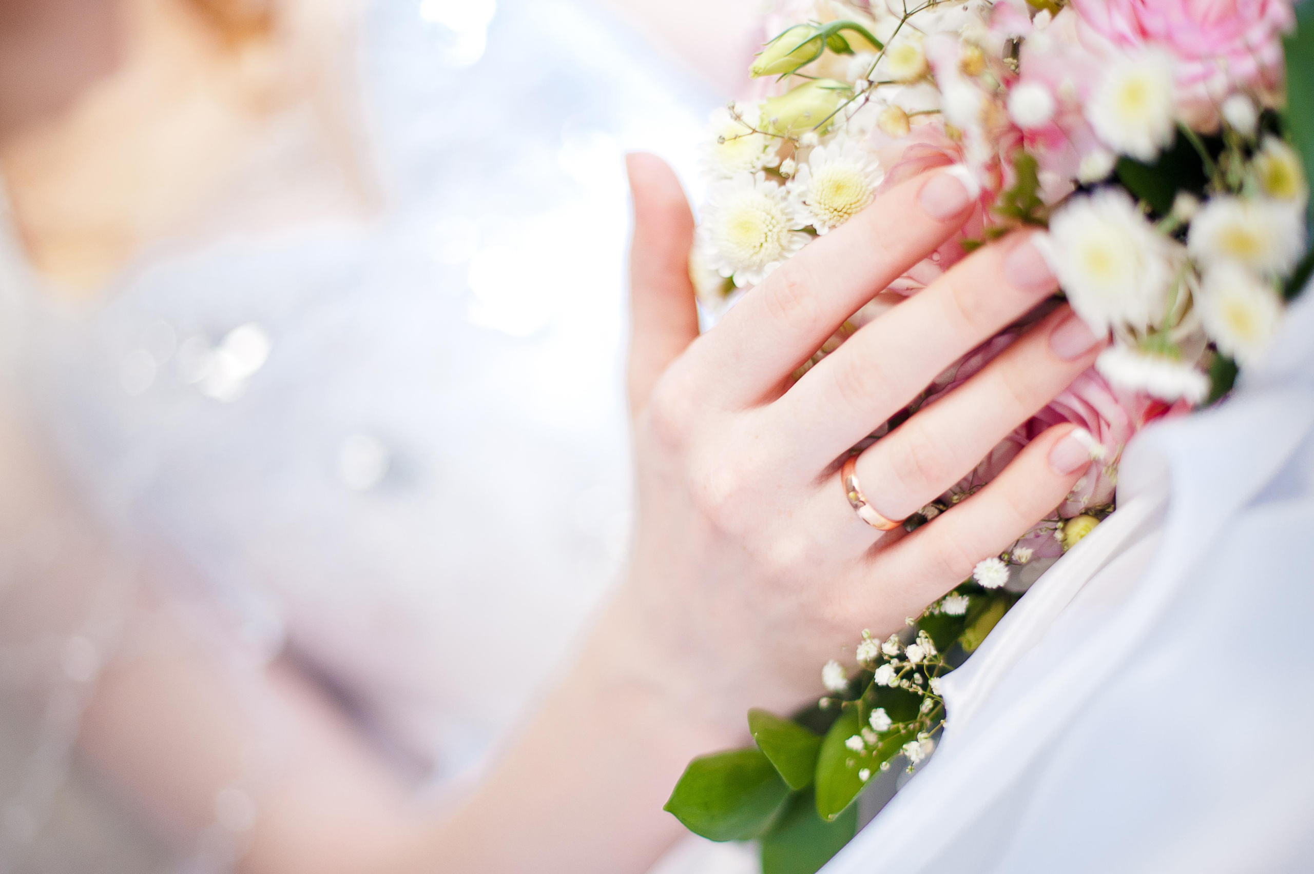 Свадебная фотосессия в Москве. Невеста держит букет