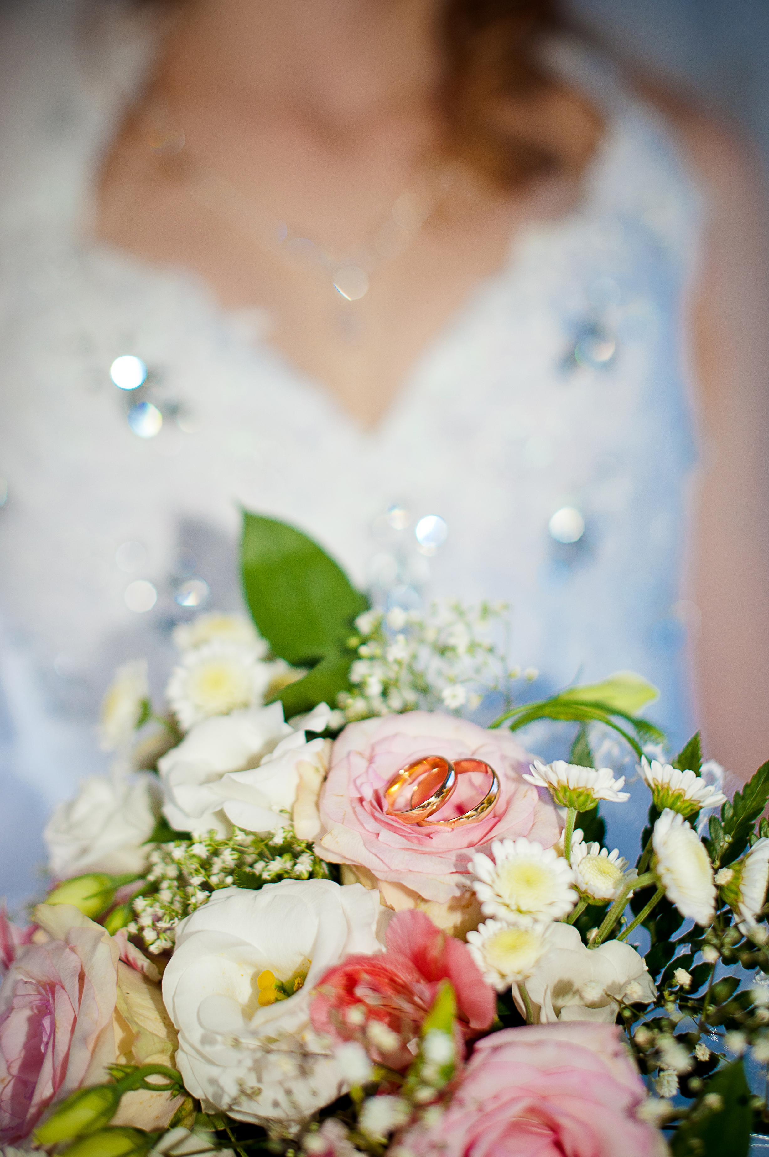 Свадебная фотосессия в Москве. Невеста держит букет цветов