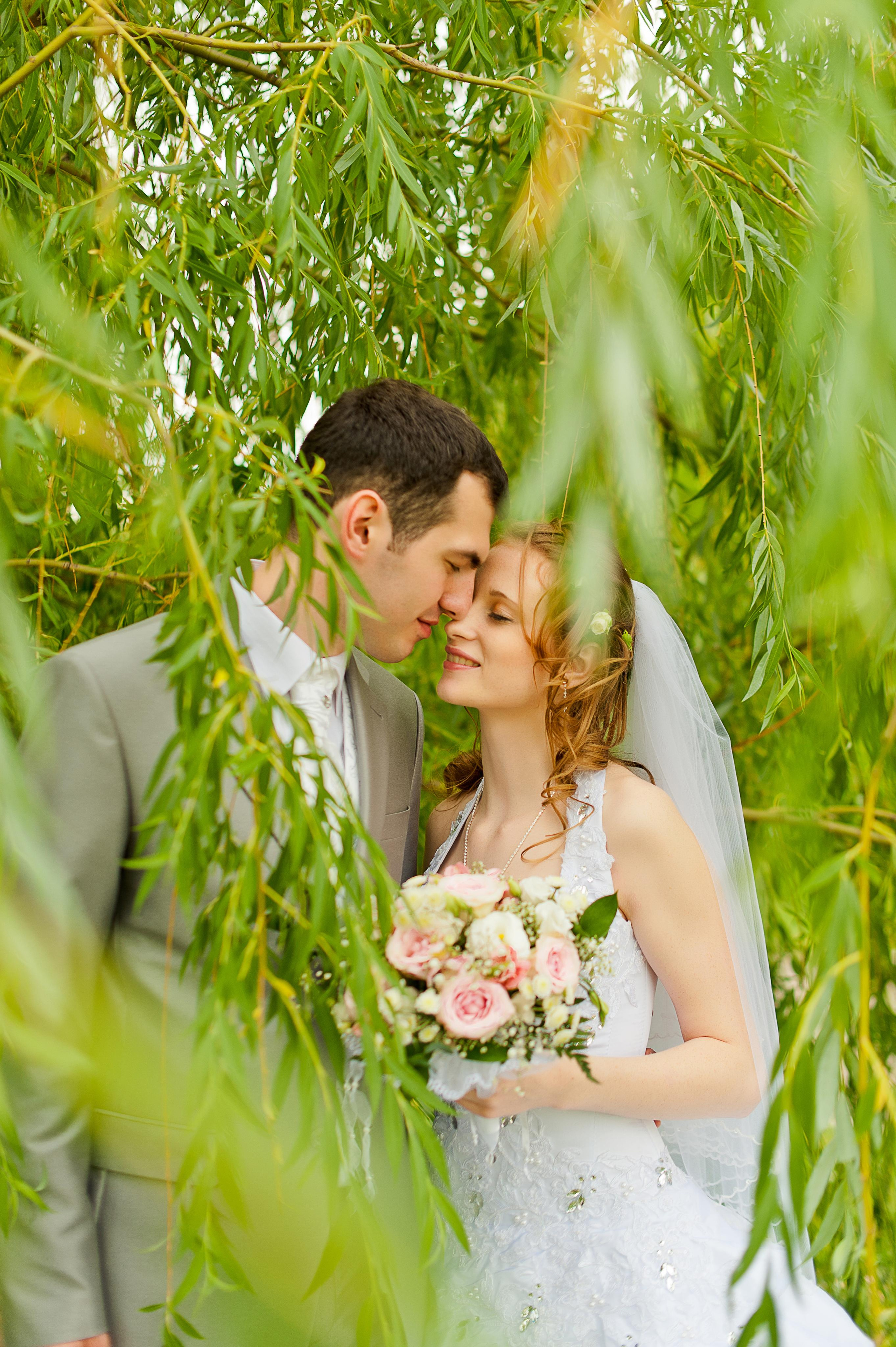 Свадебная фотосессия в Москве. Жених и невеста в парке в усадьбе