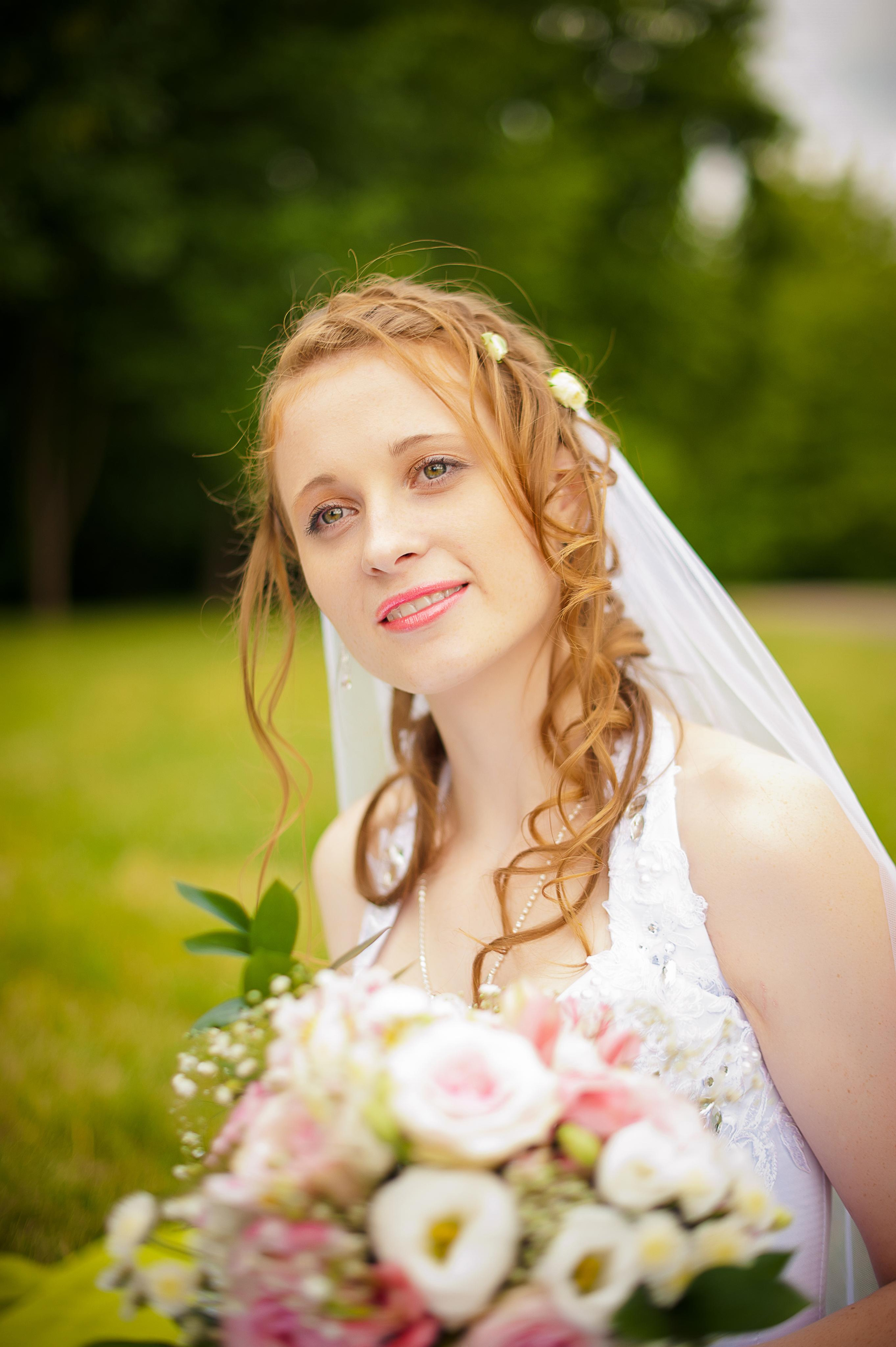 Свадебная фотосессия в Москве. Обворожительная невеста с любовью смотрит на будущего мужа