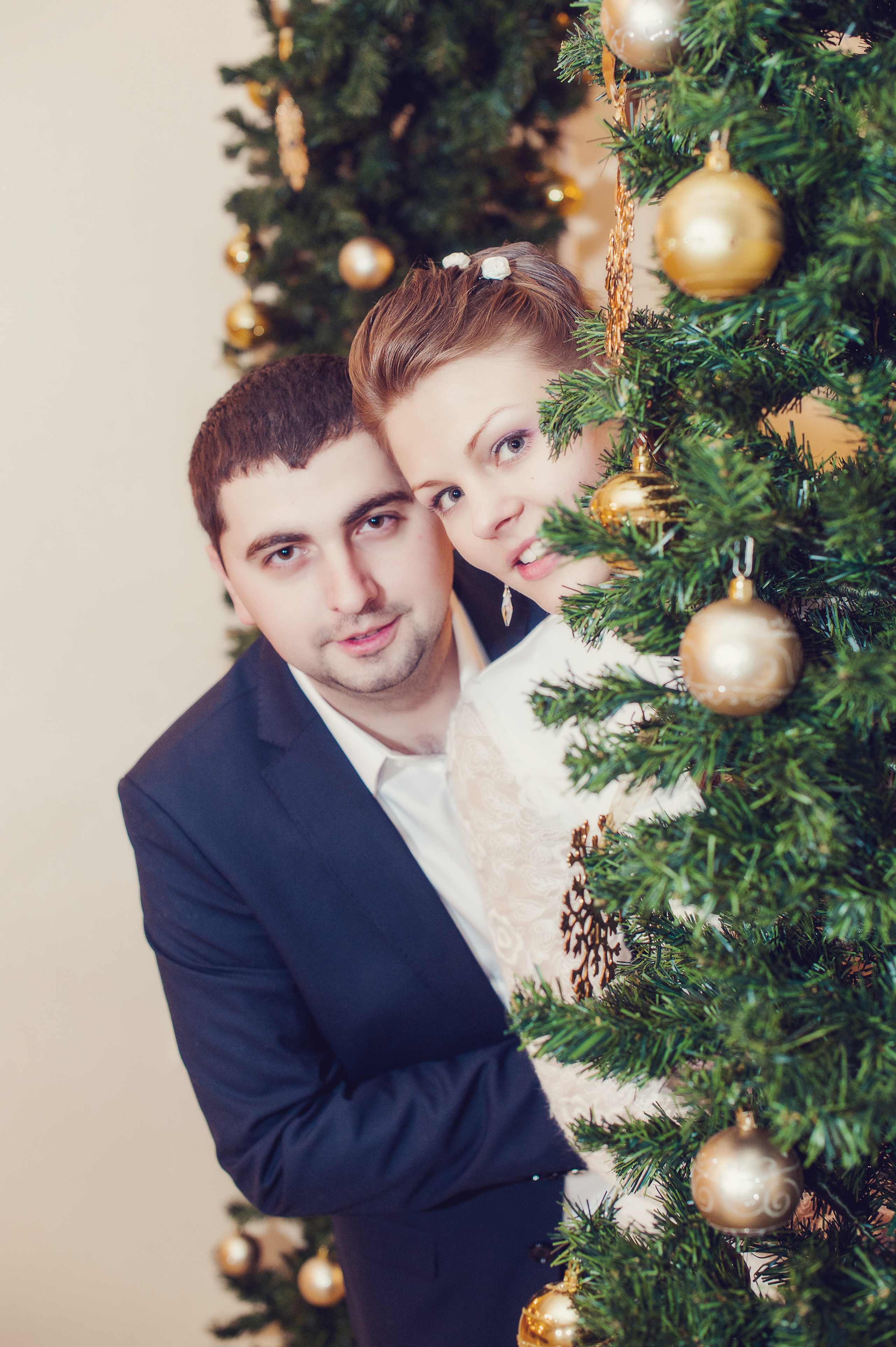 Свадебная фотосессия в Москве. Съемка молодожен в ЗАГСе. Свадьба в Новый год. Жених и невеста у елки.