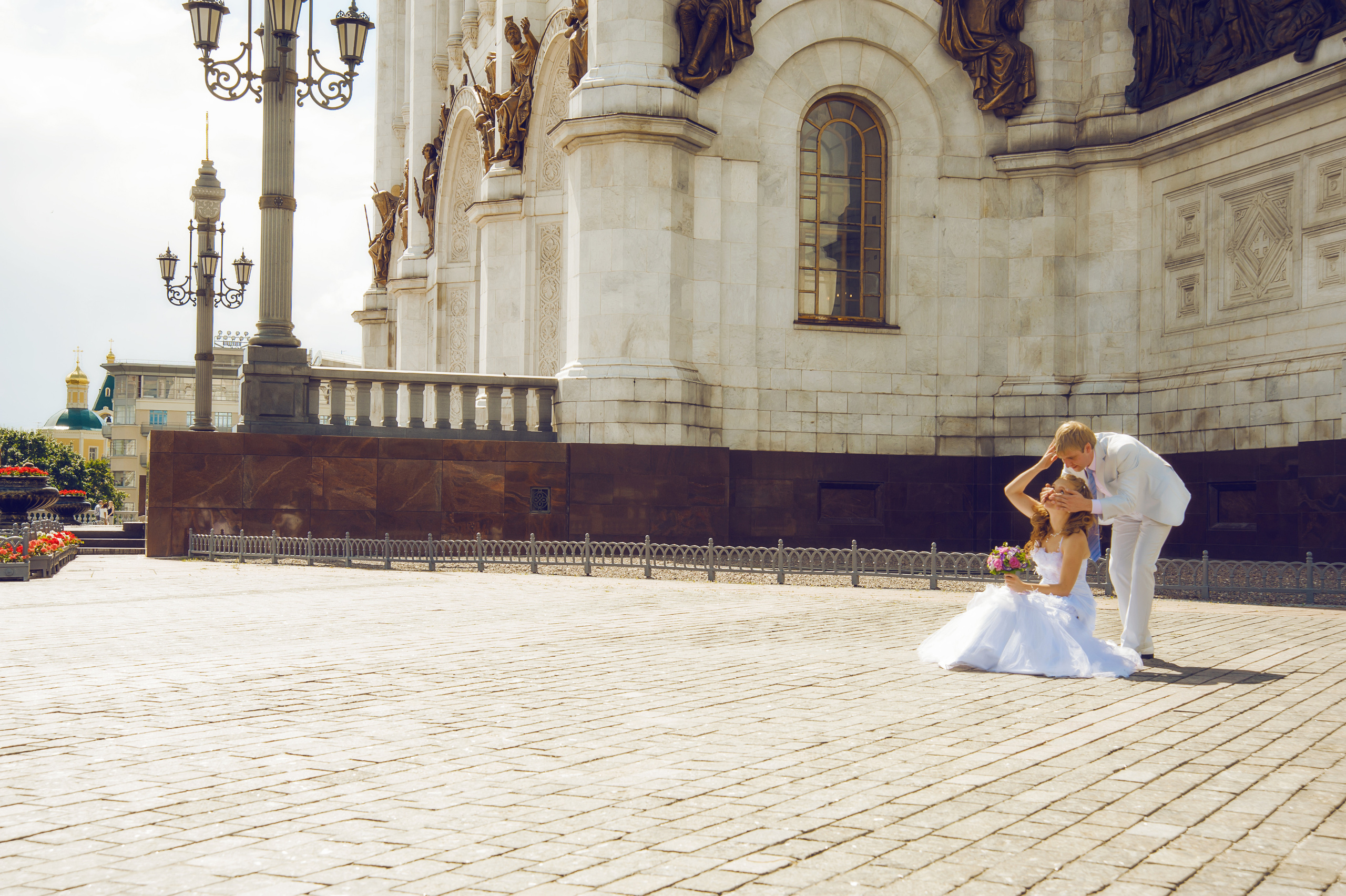 Свадебная фотосессия в Москве. Жених с невестой у Храма Христа Спасителя в Москве