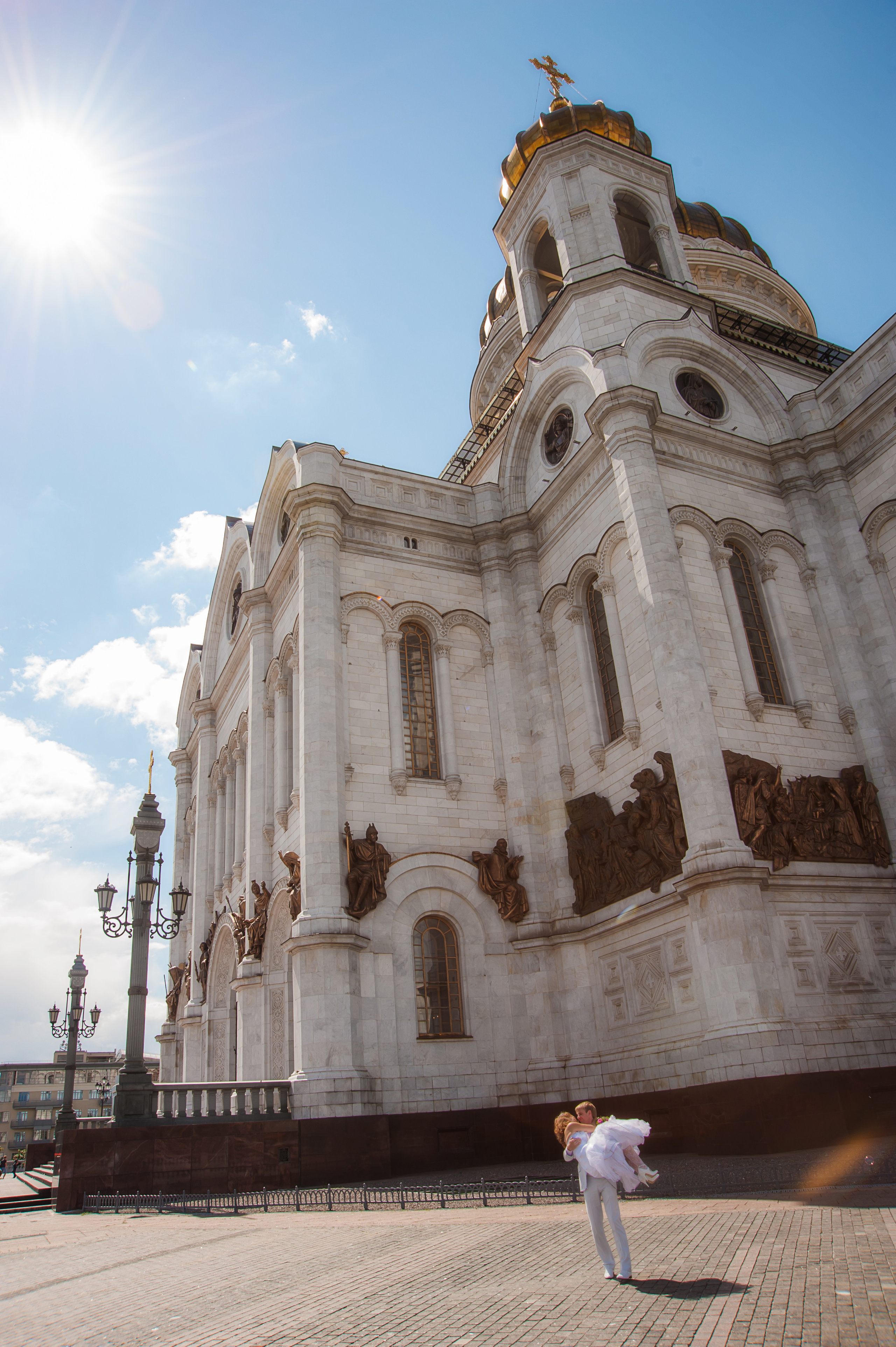 Свадебная фотосессия в Москве. Жених с невестой у Храма Христа Спасителя в Москве