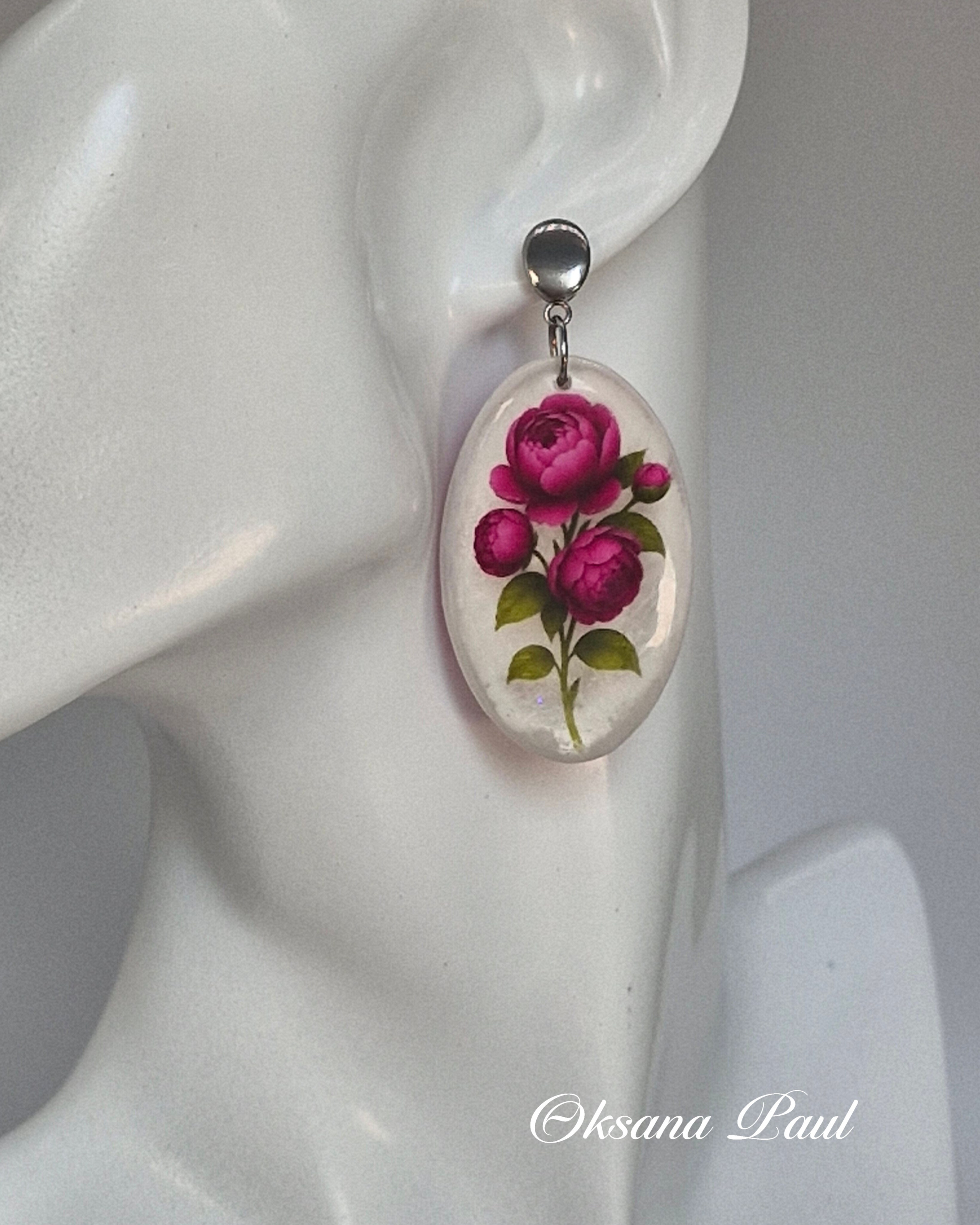 Украшения ручной лепки из полимерной глины с покрытием смолой: серьги, миниатюрные броши и арт-объекты с глянцевым блеском. Уникальные украшения Oksana Paul создаются вручную, с эффектом стеклянной поверхности, объёмными деталями и художественной подачей. Полимерная глина, смола, 3D-лепка, украшения из полимерной глины, серьги ручной работы, аксессуары ручной работы. Handgemachter Schmuck aus Polymer Clay mit Harzüberzug: Ohrringe, Miniaturbroschen und glänzende Kunstobjekte mit 3D-Effekt. Einzigartiger Schmuck von Oksana Paul – handgefertigt, mit gläserner Oberfläche, feinen Details und künstlerischem Ausdruck. Polymer Clay Schmuck, Harz Finish, handgemachte Ohrringe, Schmuckdesign, Kunstschmuck.