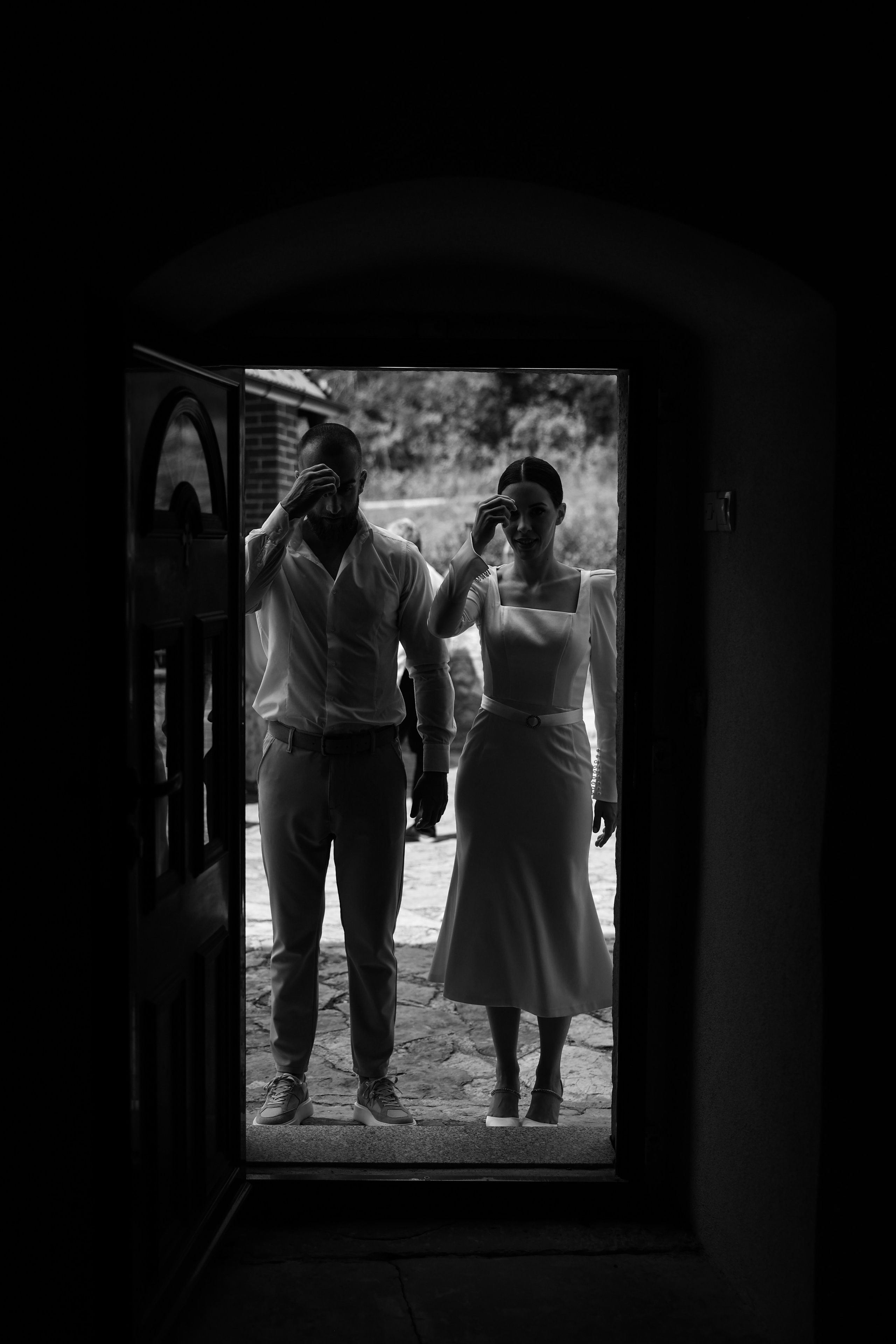 Venčanje nije samo događaj, već priča puna pogleda, suza, osmeha i uzbuđenja.Verujem u snagu tihih trenutaka — stiskanja ruku, slučajnih dodira, zagrljaja pre nego što izgovorite "da".Bilo da planirate intimno venčanje ili ceremoniju u krugu najbližih, tu sam da ispratim svaki detalj i pretočim ga u uspomene koje će vas zauvek vraćati tom danu.