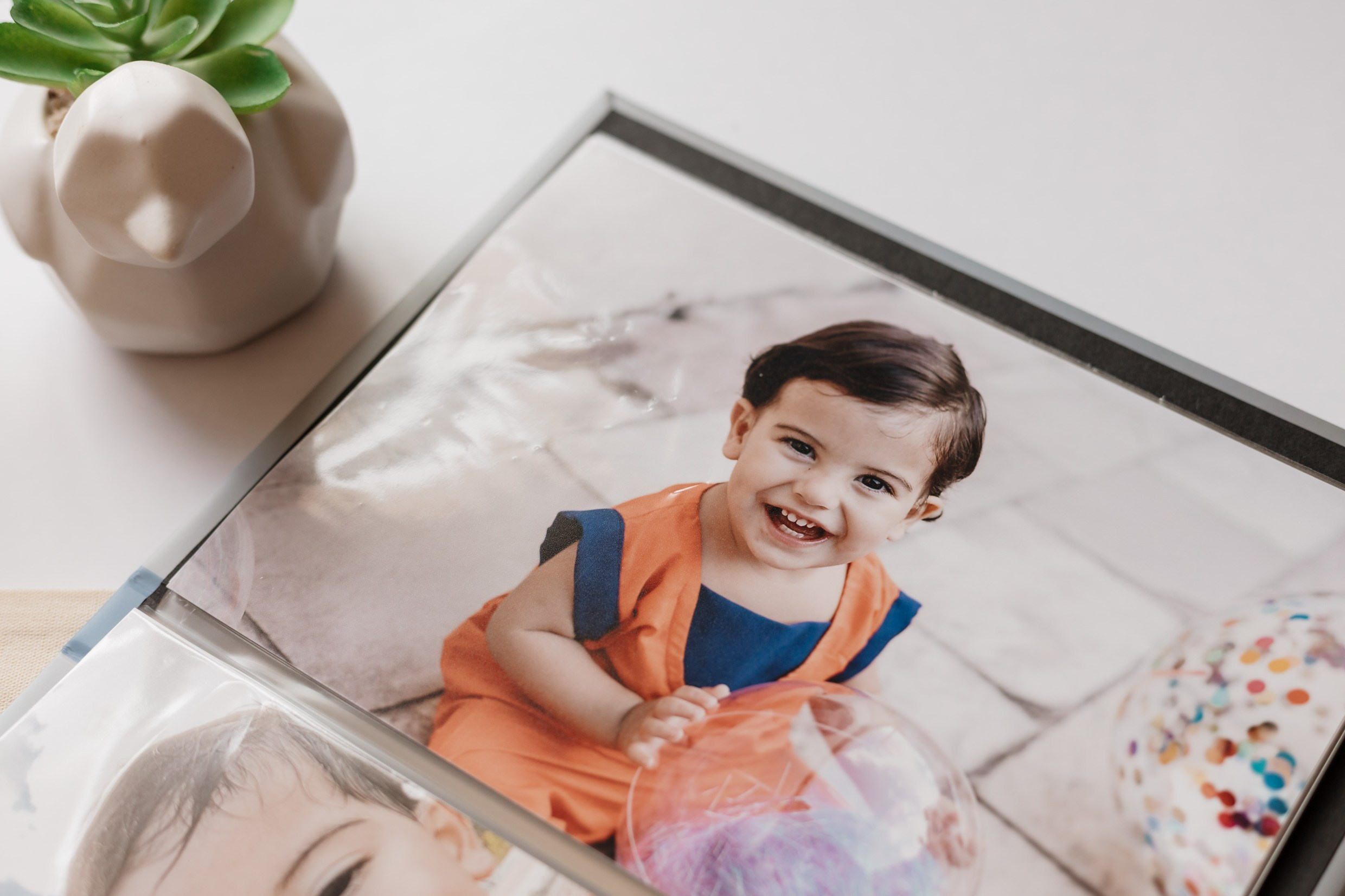 Álbum retrô com fotos impressas pensado para revisitar memórias