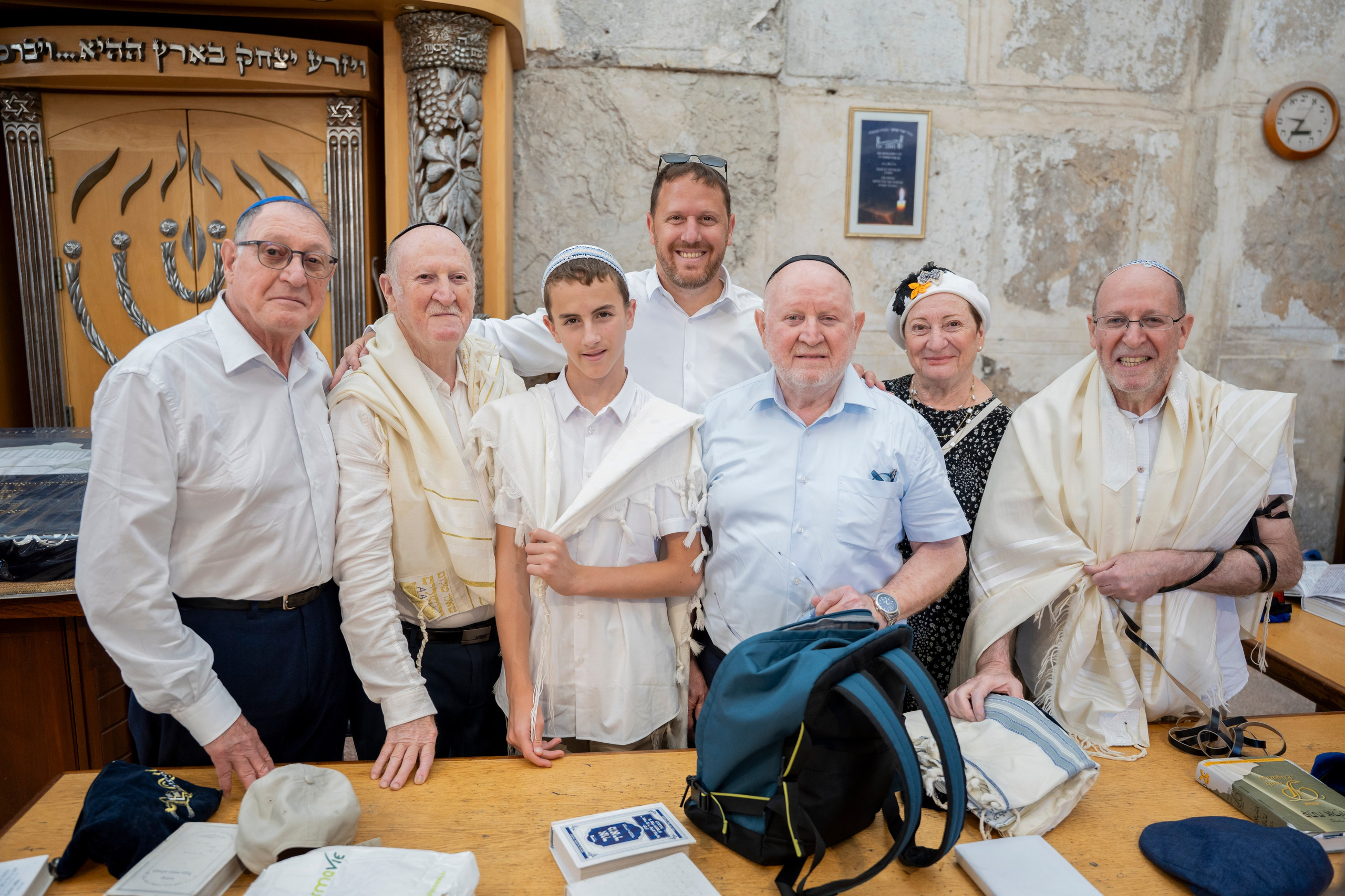 הנחת התפילין רפאל לוי. יוסף מזרחי צילום חתונה, ברית וזוגיות. צלם מקצועי שאוהב להוציא אתכם הכי יפים ברגעים הכי מרגשים