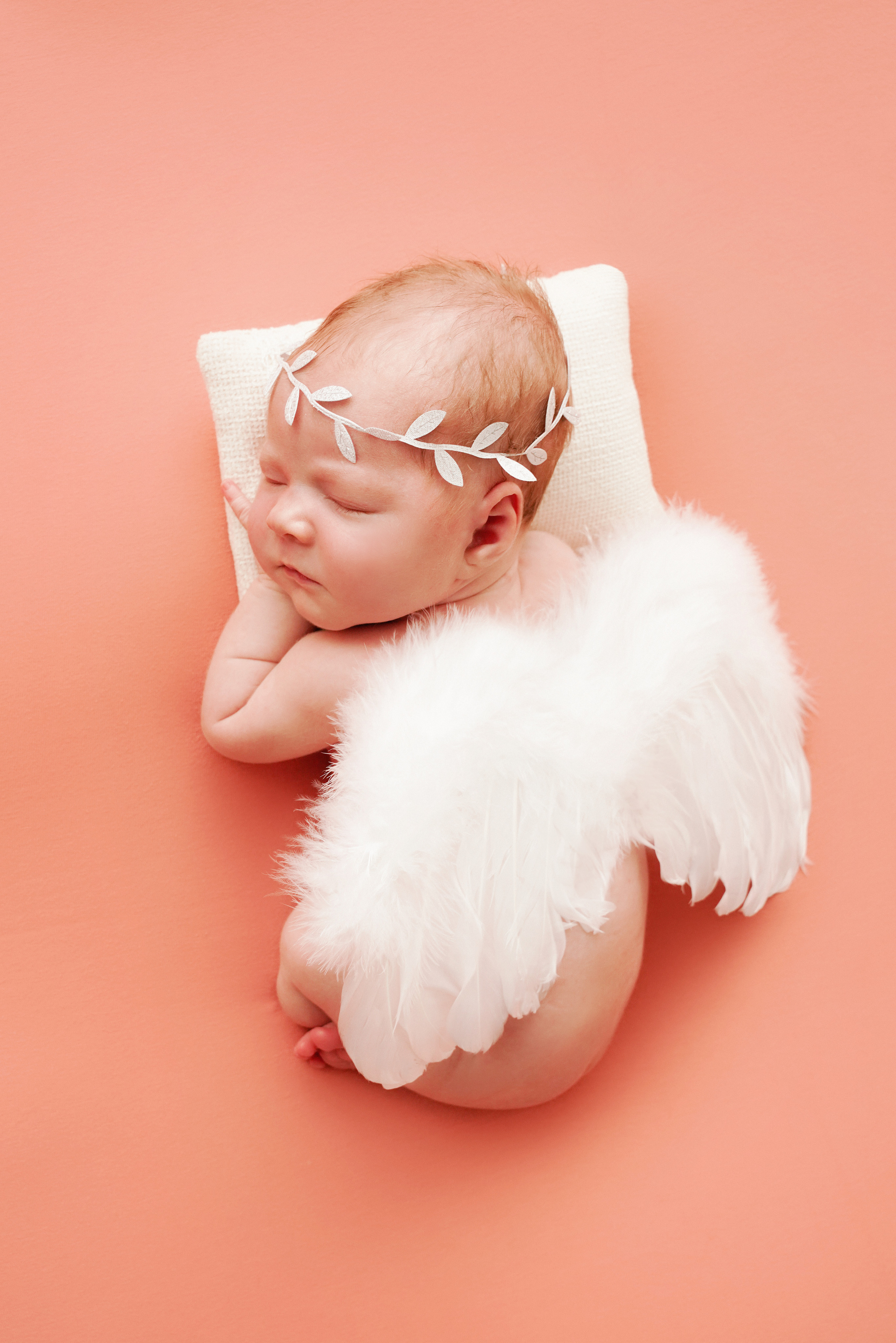 Babyengel mit Flügeln auf dem Rücken