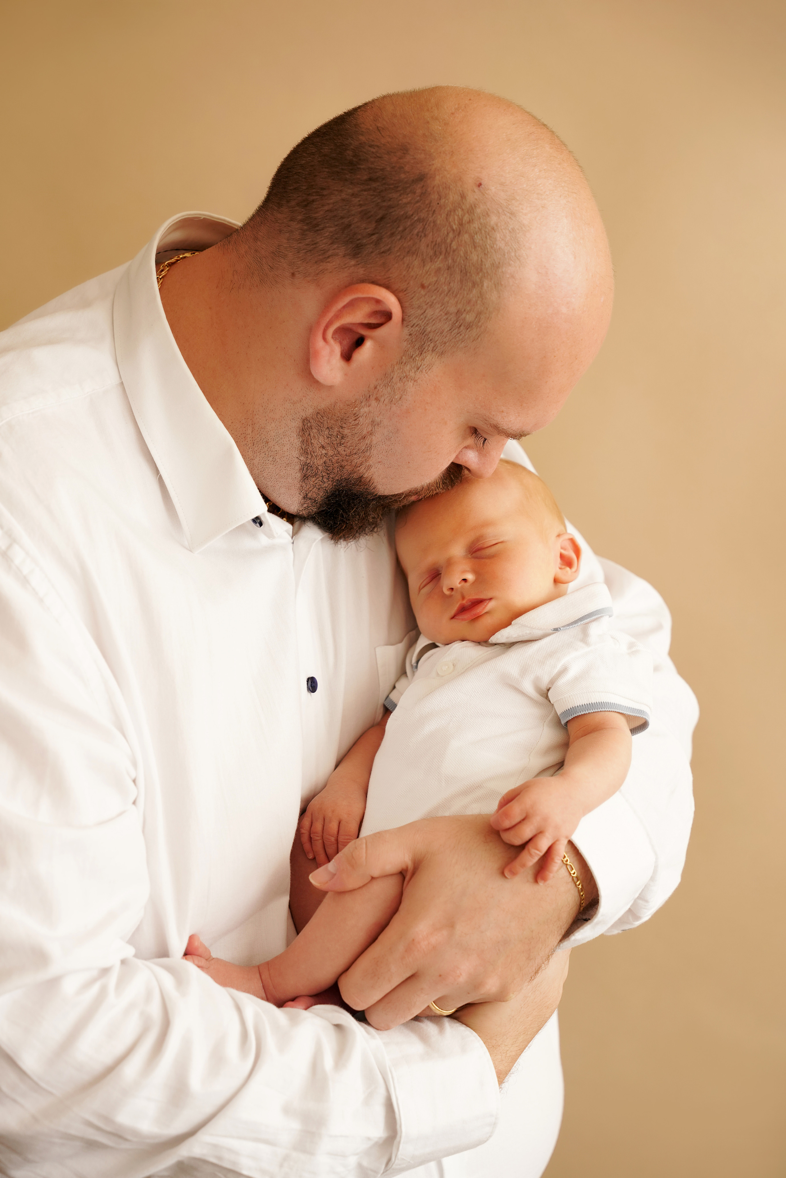 Baby in Papas Händen