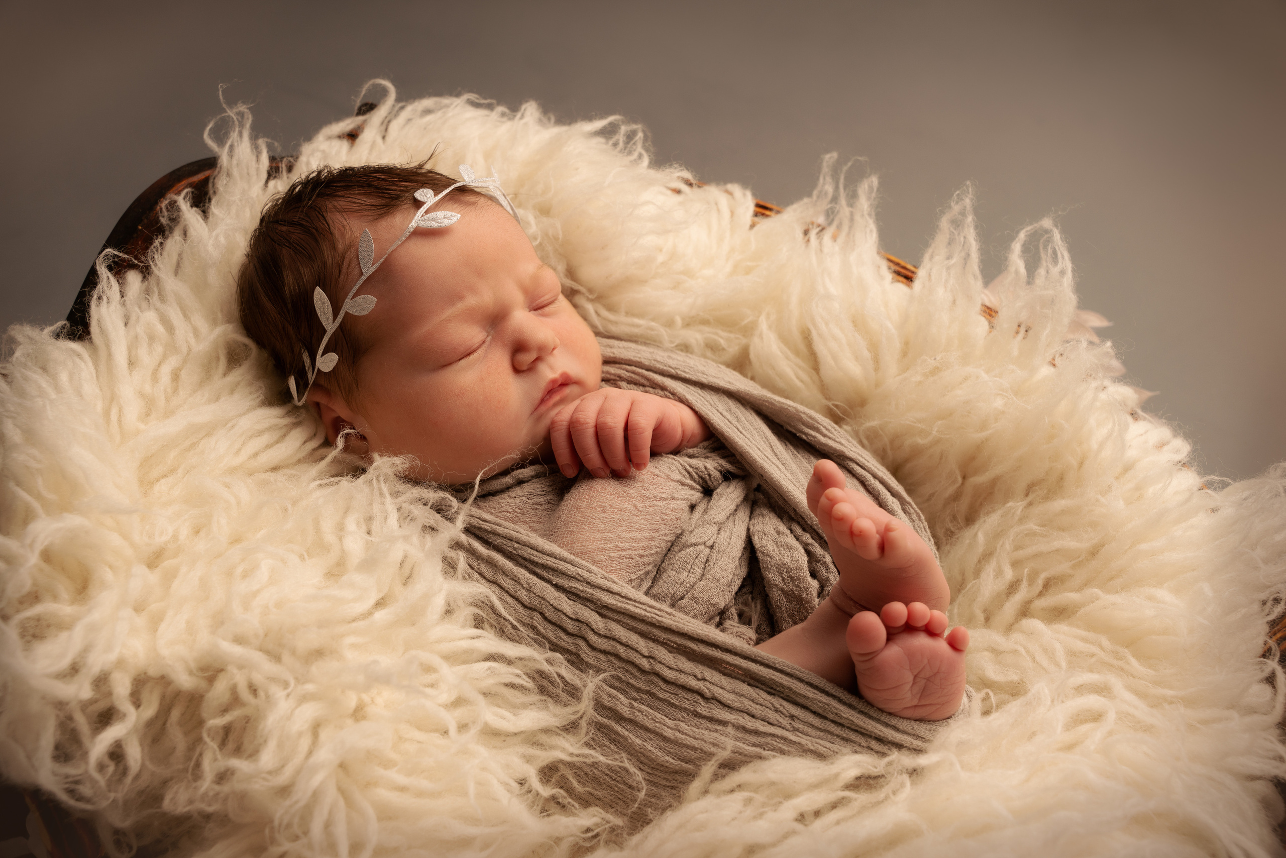 Das Baby ist in eine warme Decke gewickelt und schläft tief und fest